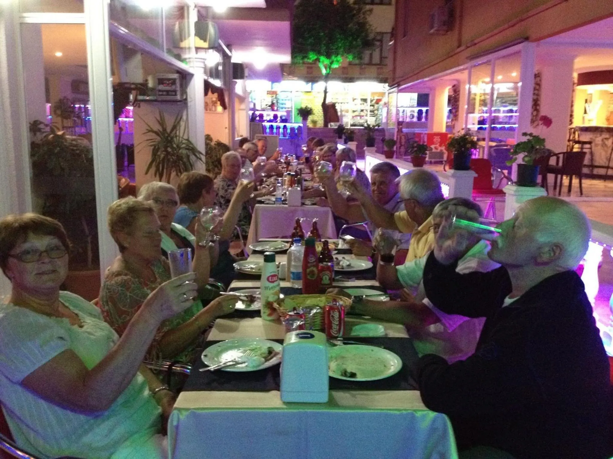 Restaurant/places to eat in Twin Apart Hotel