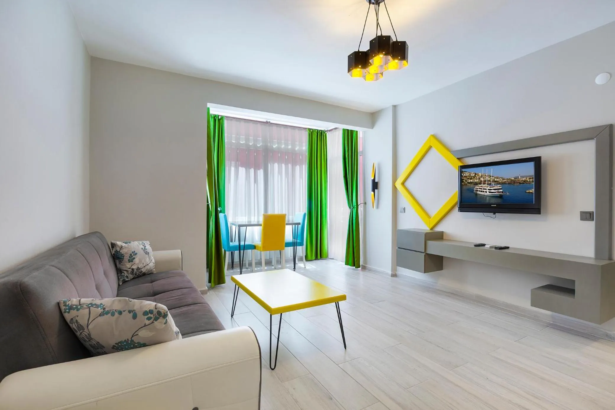 TV and multimedia in Twin Apart Hotel