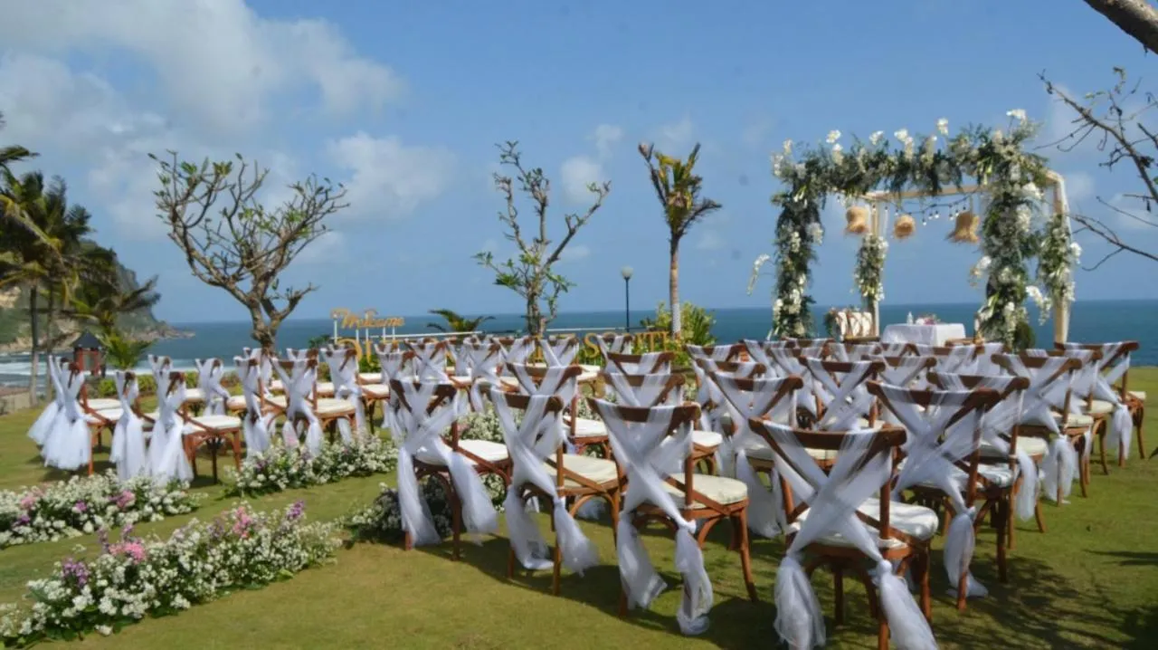 Queen of the South Beach Resort