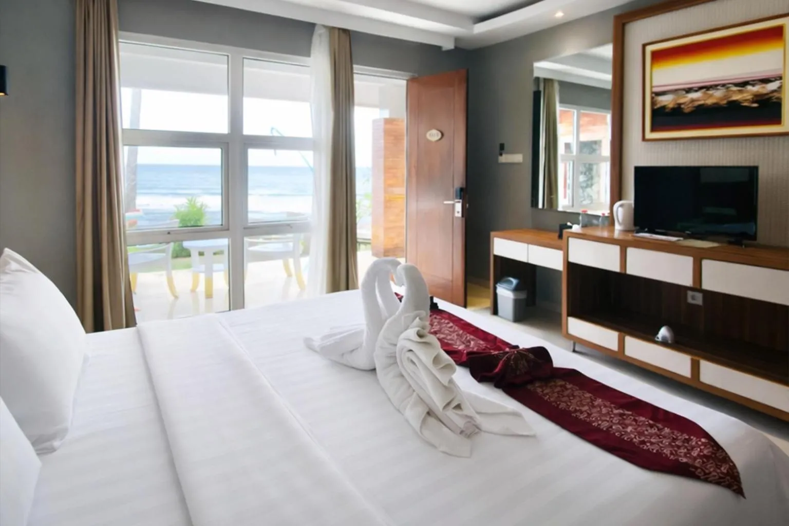 Bedroom, Bed in Queen of the South Beach Resort