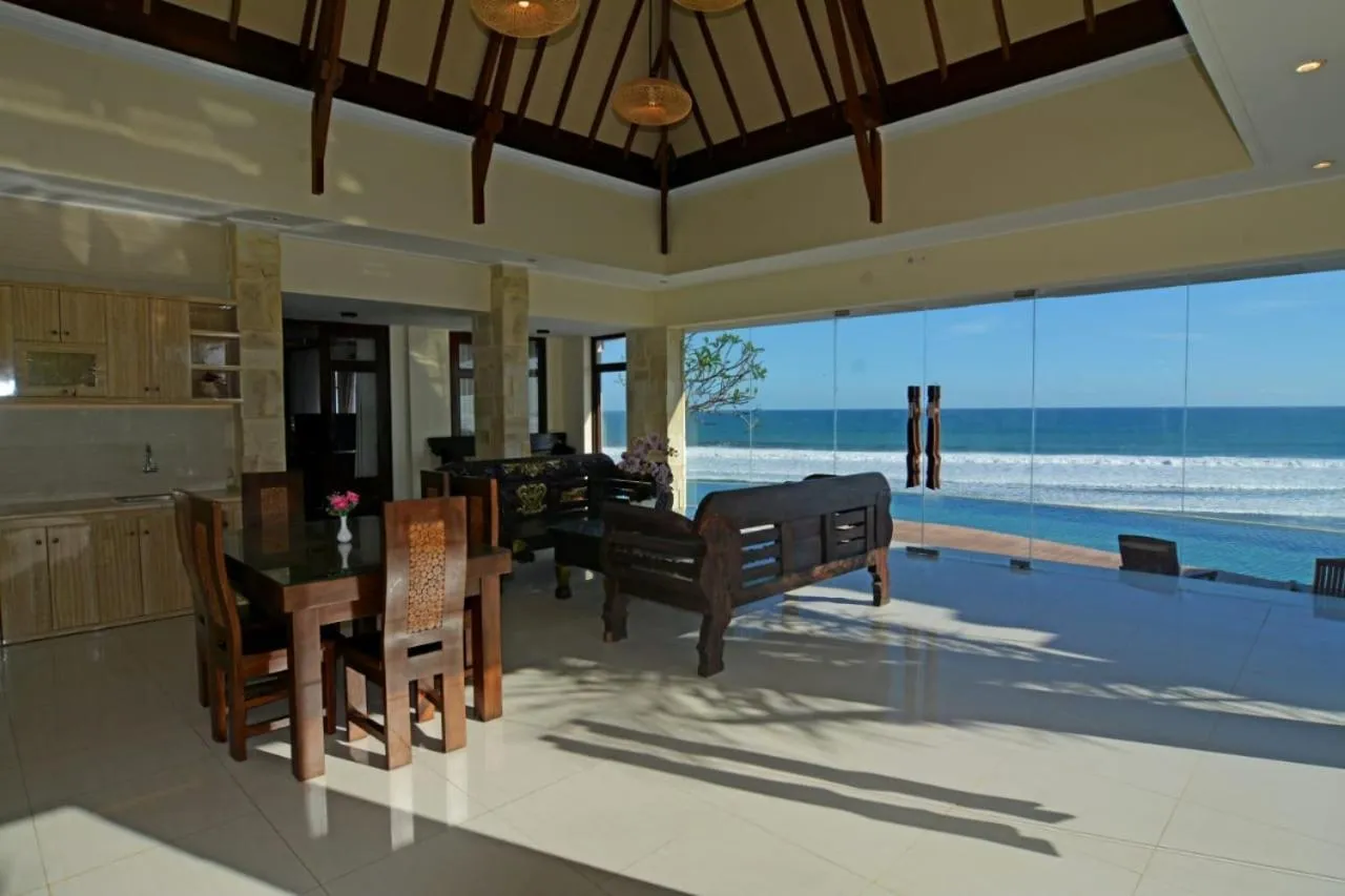 Queen of the South Beach Resort