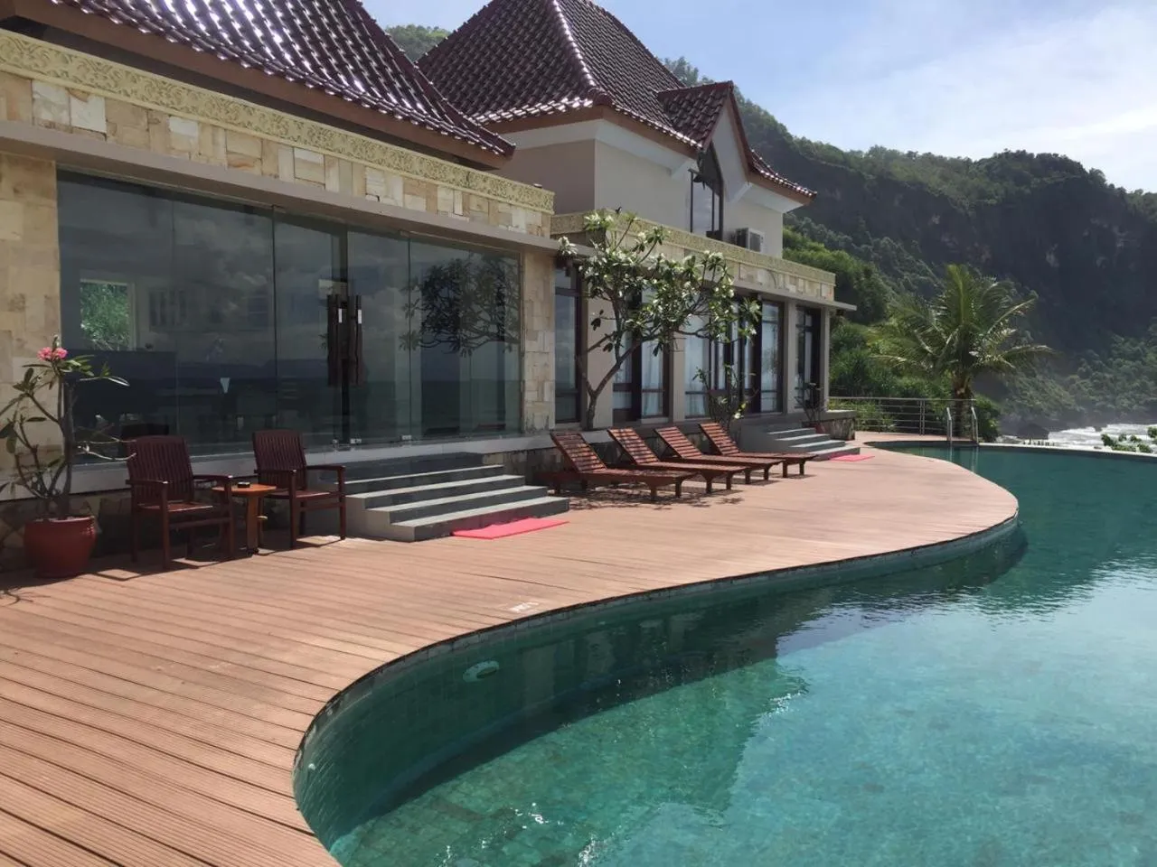 Queen of the South Beach Resort