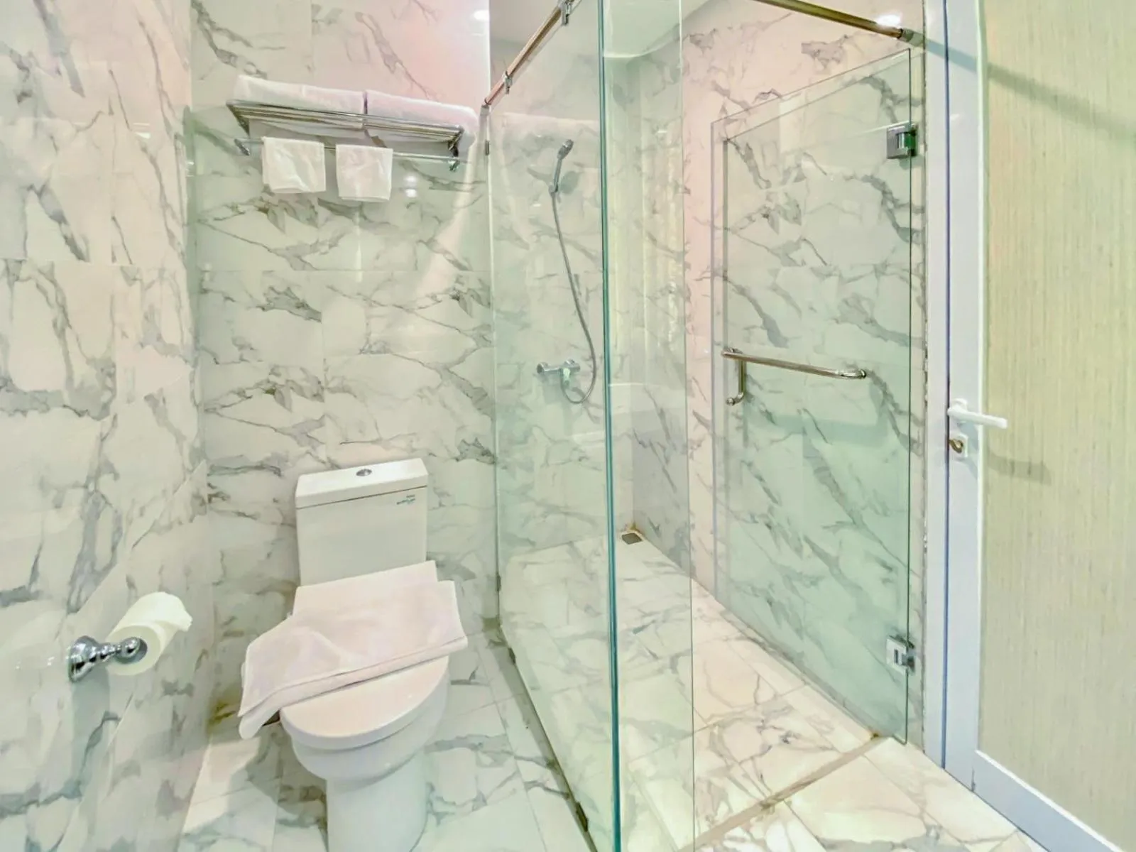 Bathroom in Queen of the South Beach Resort