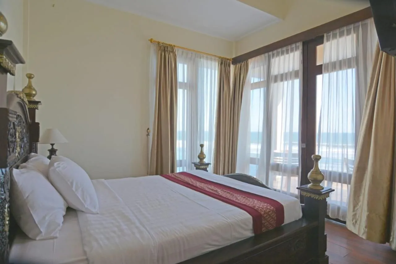 Bed in Queen of the South Beach Resort