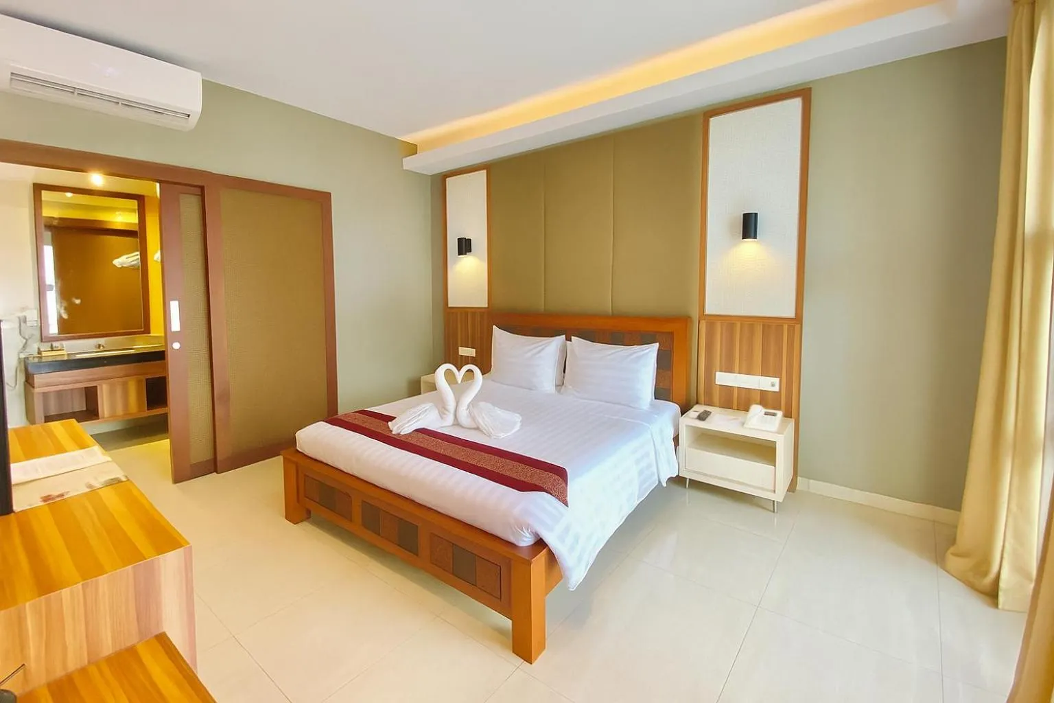 Bed in Queen of the South Beach Resort