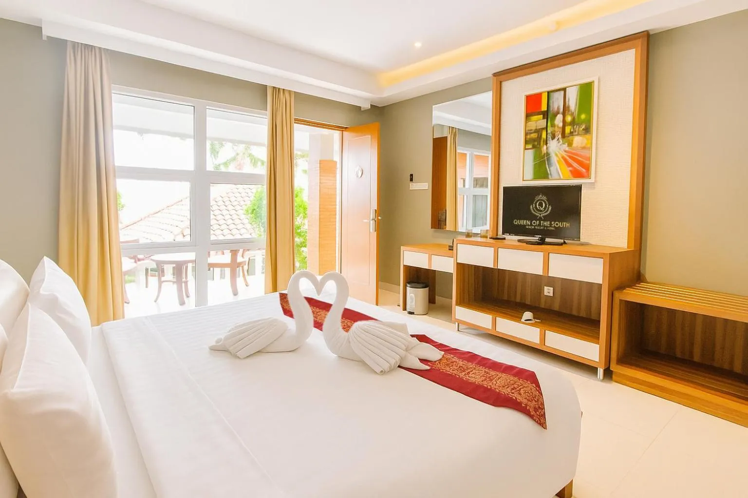View (from property/room), Bed in Queen of the South Beach Resort