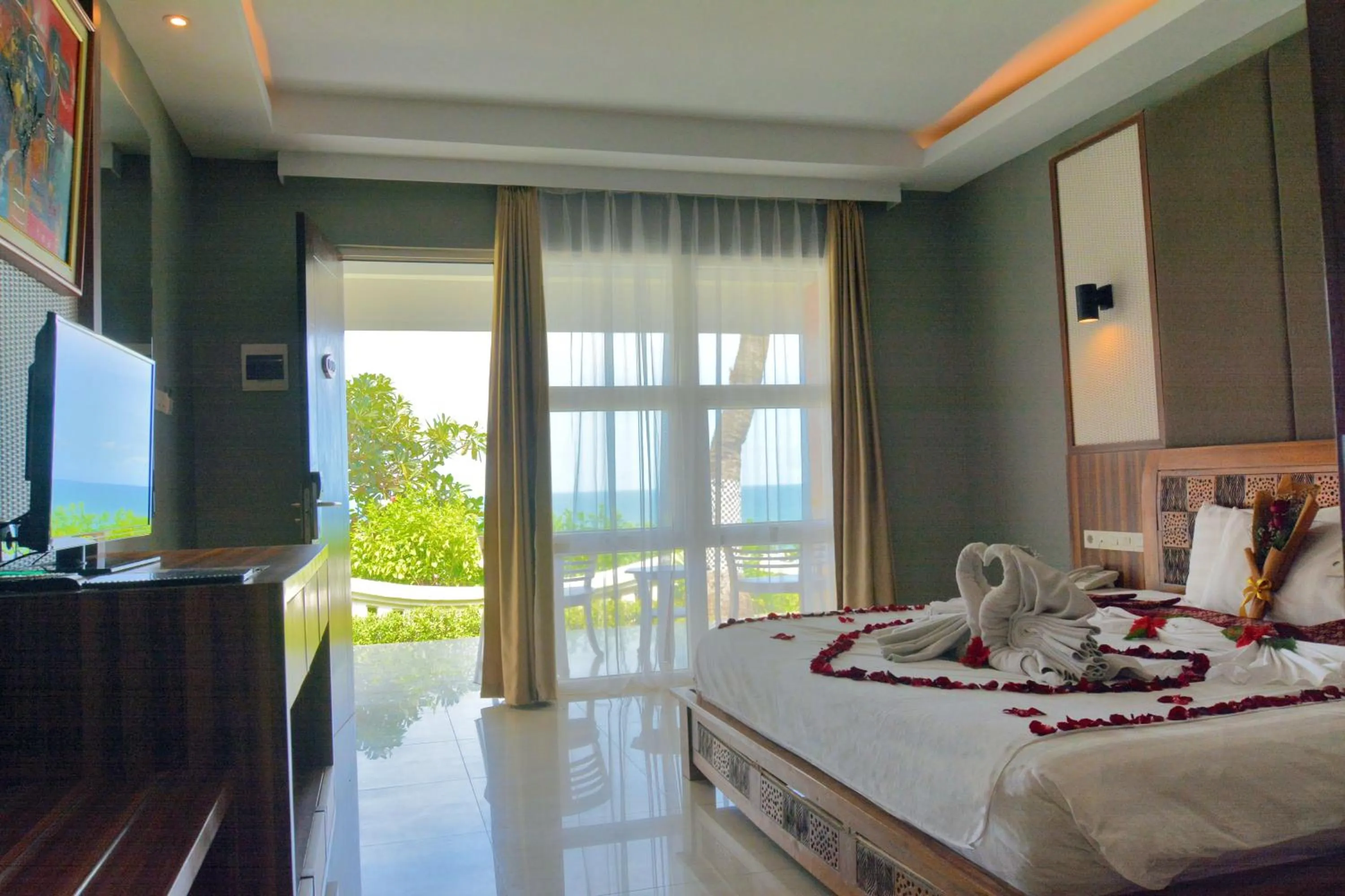 Bed in Queen of the South Beach Resort