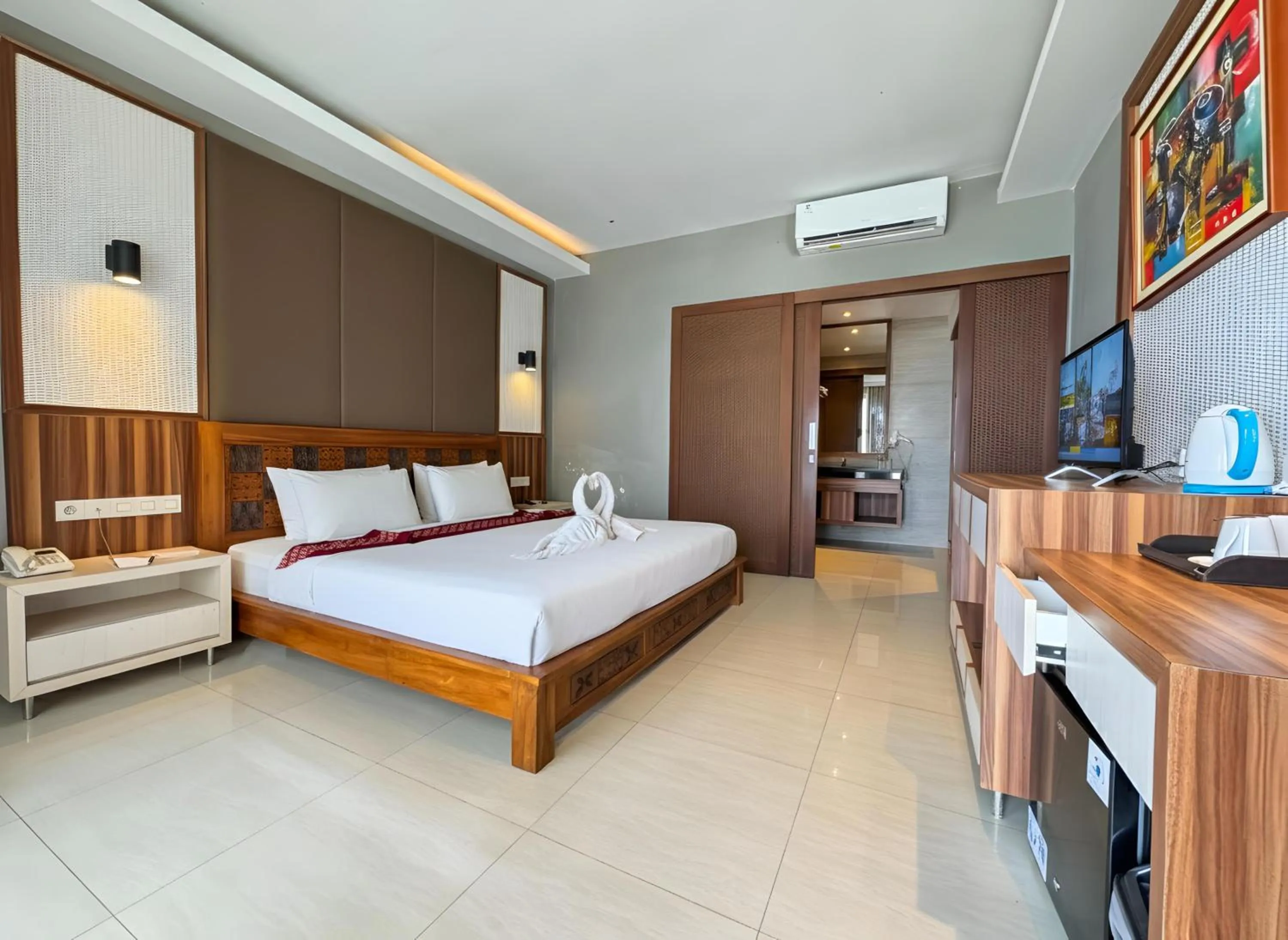 Bedroom, Bed in Queen of the South Beach Resort