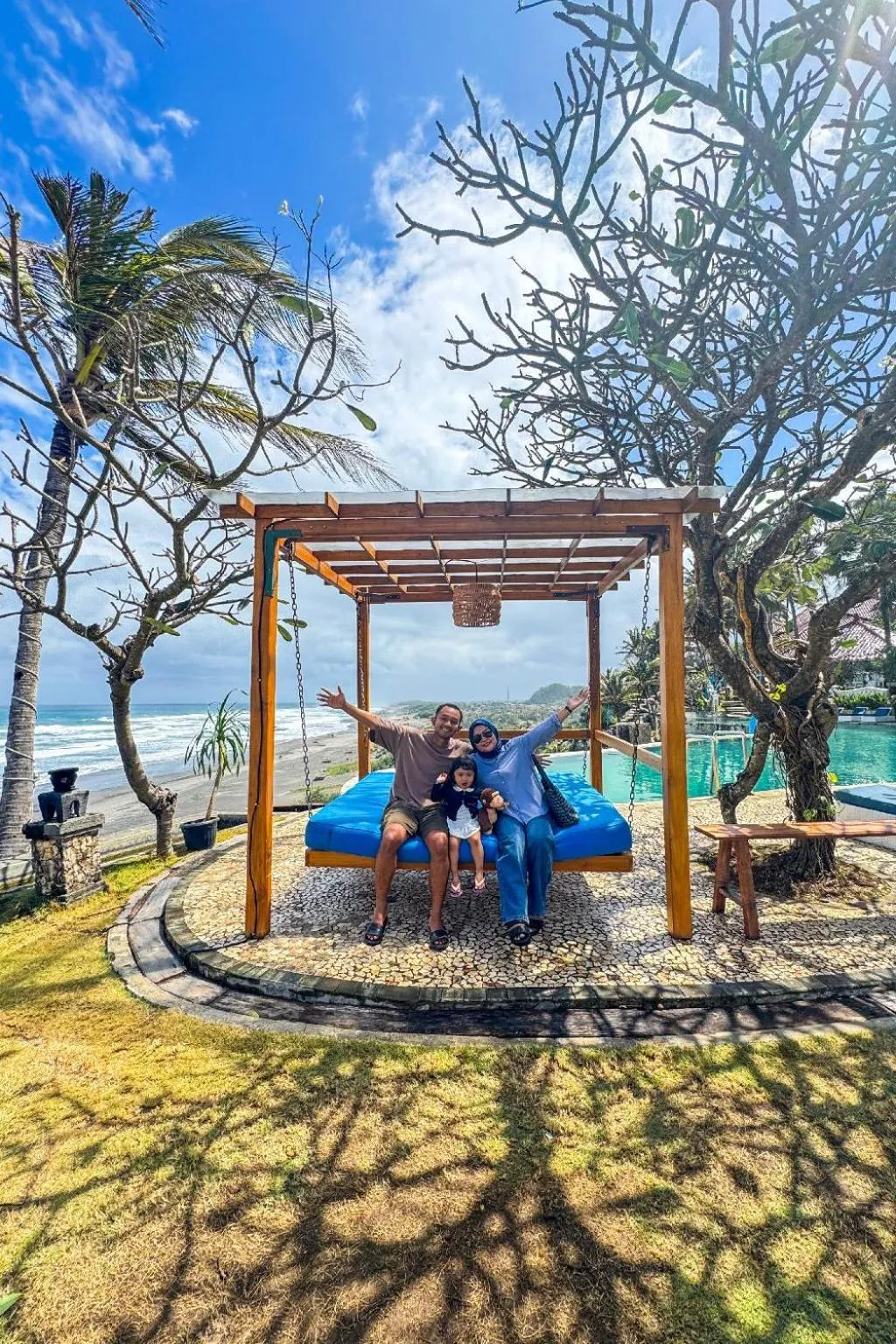 Swimming pool in Queen of the South Beach Resort