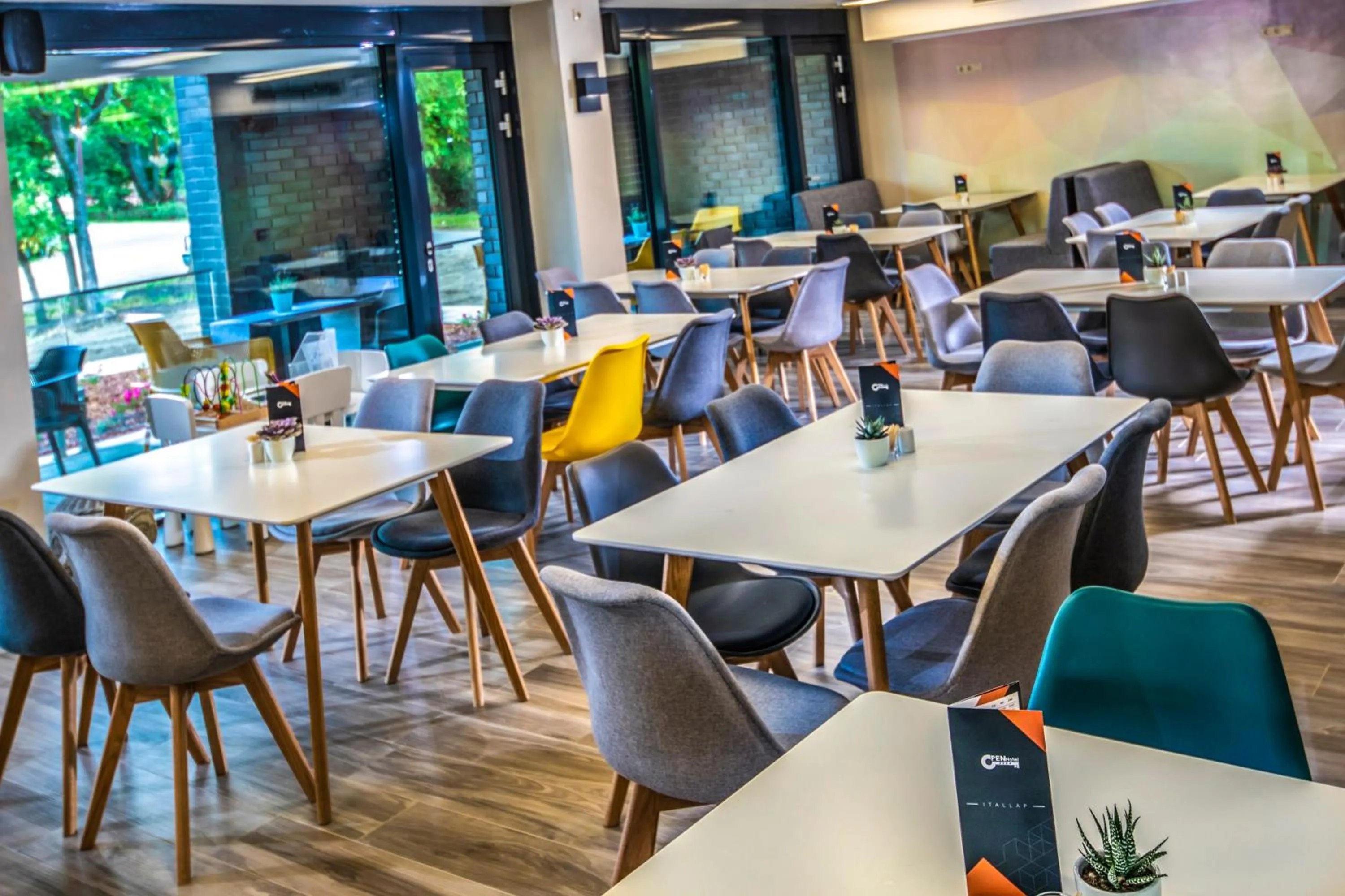 Restaurant/places to eat in Open Hotel Szentes