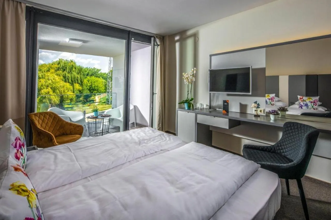 Photo of the whole room, Bed in Open Hotel Szentes