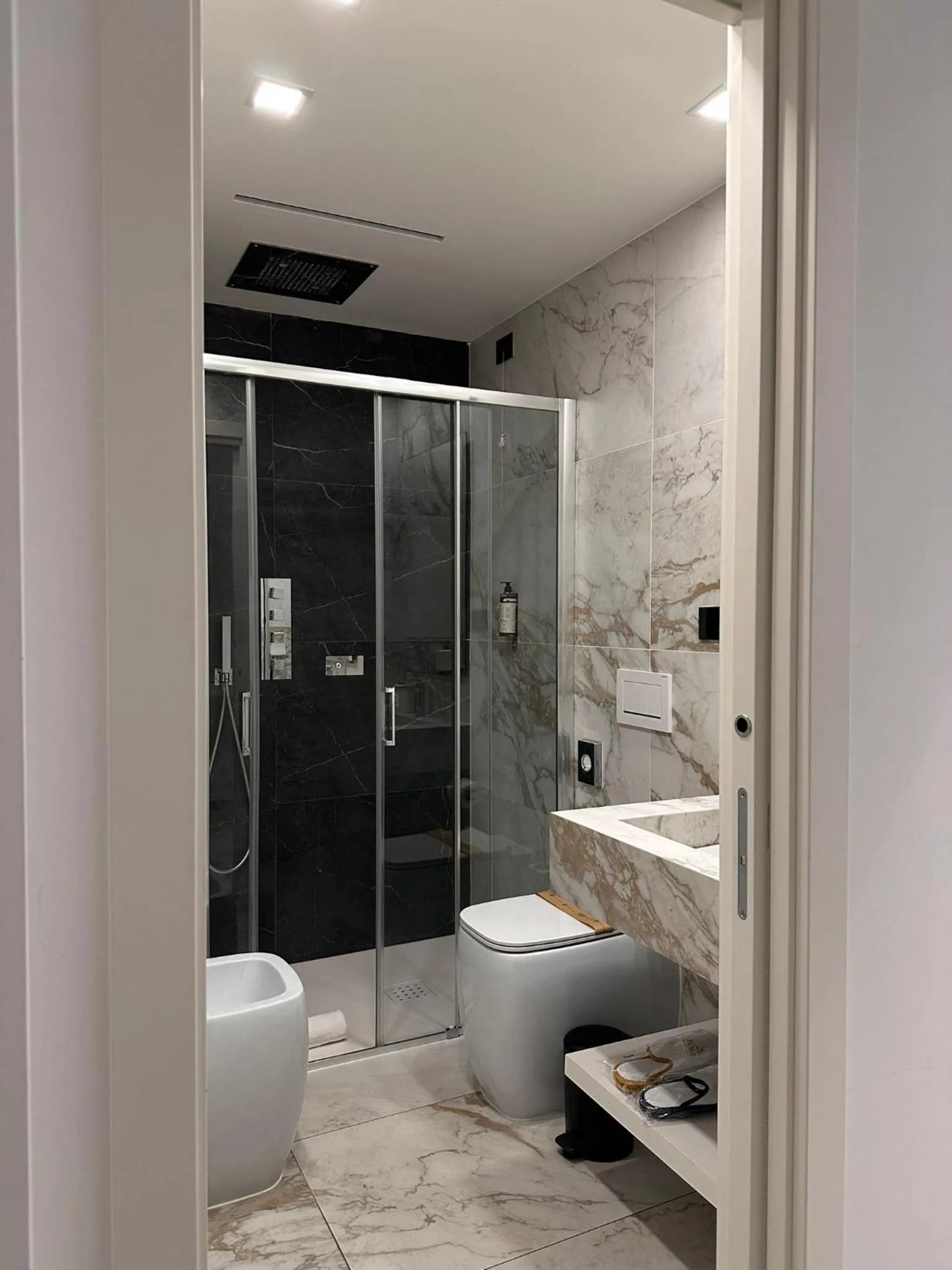 Shower in Maison Tritone