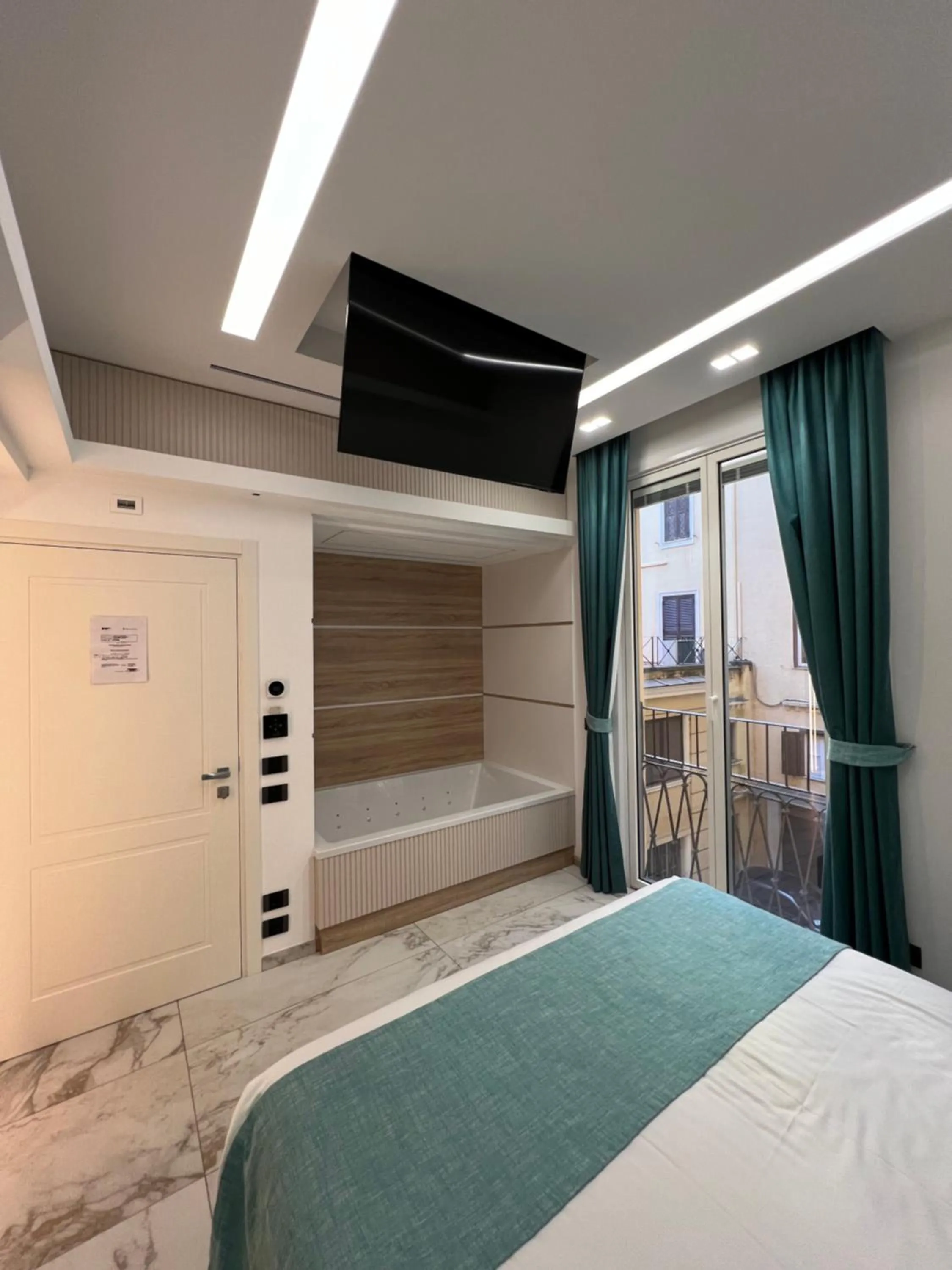 Hot Tub, Bed in Maison Tritone