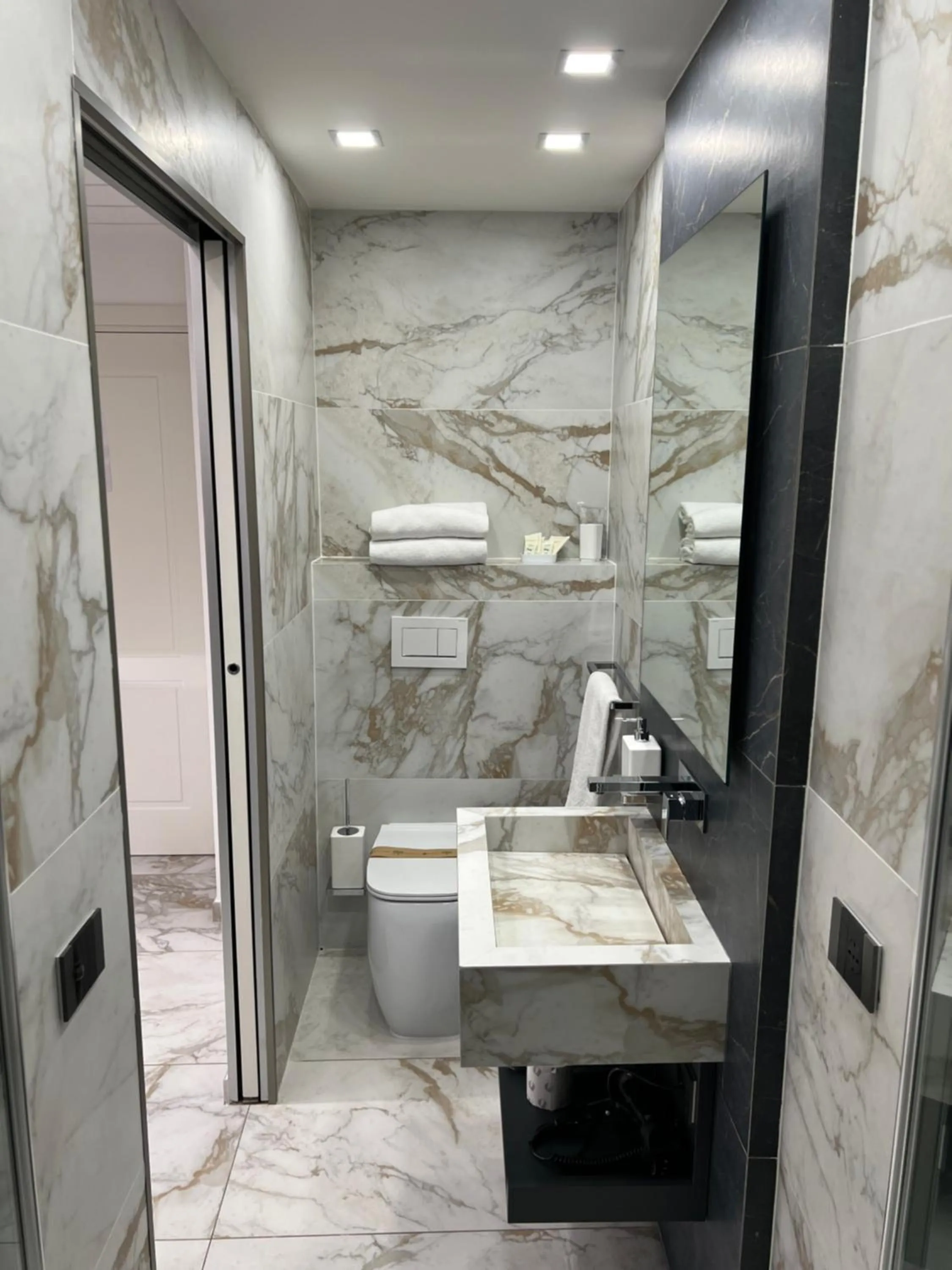 Toilet in Maison Tritone