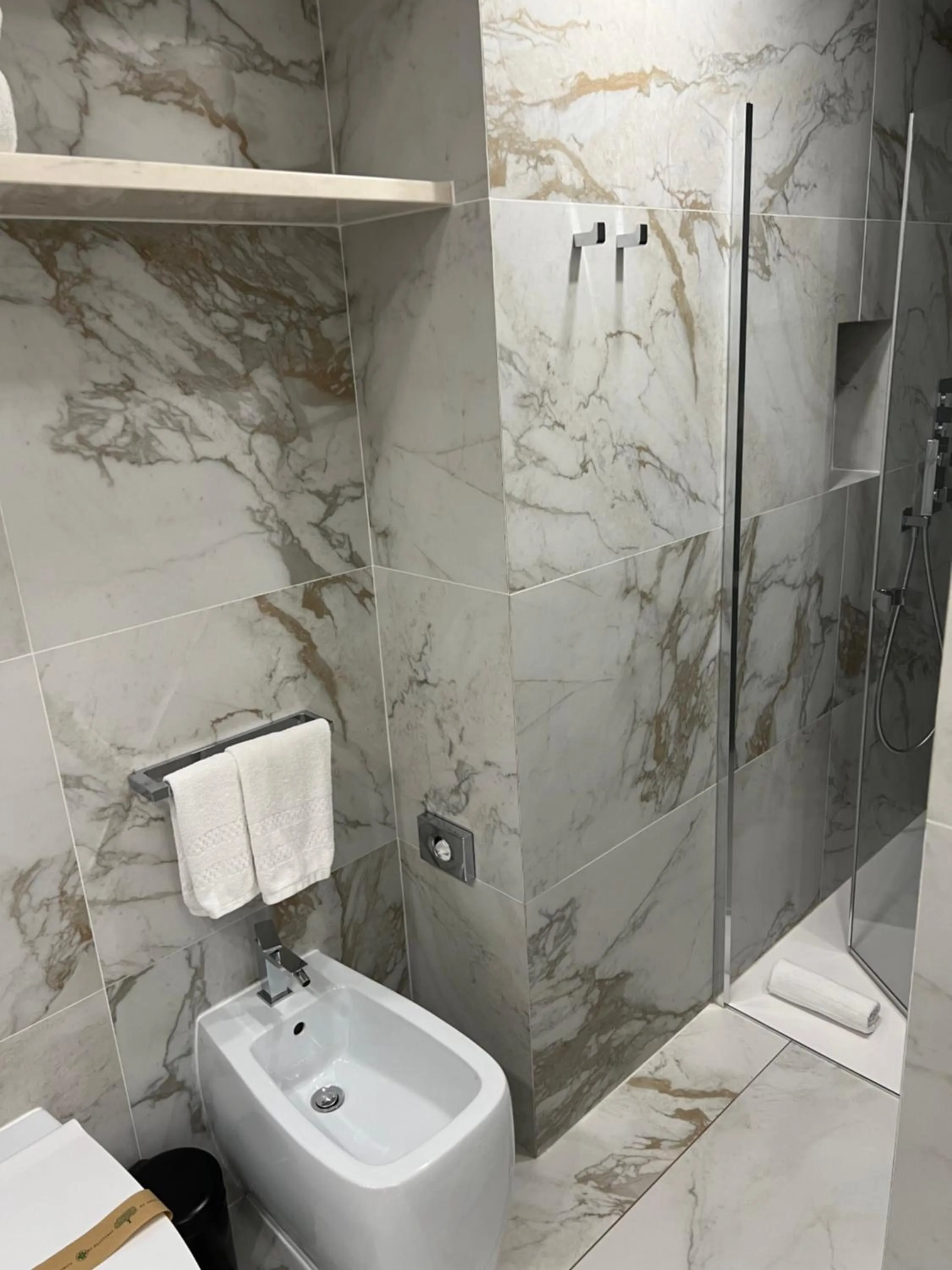 Shower in Maison Tritone