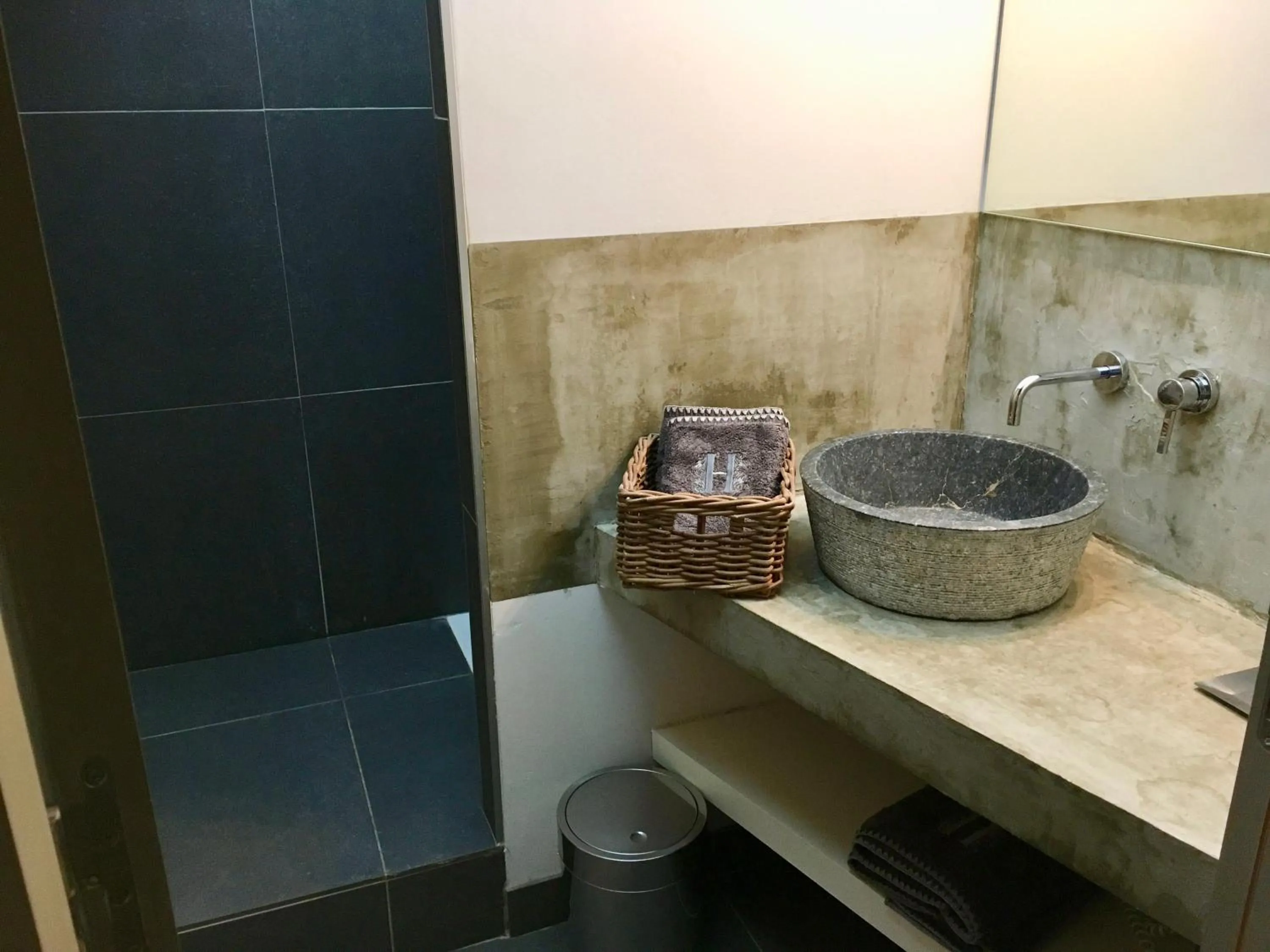 Shower in B&B Maison d'Hôtes - Château de Jouques