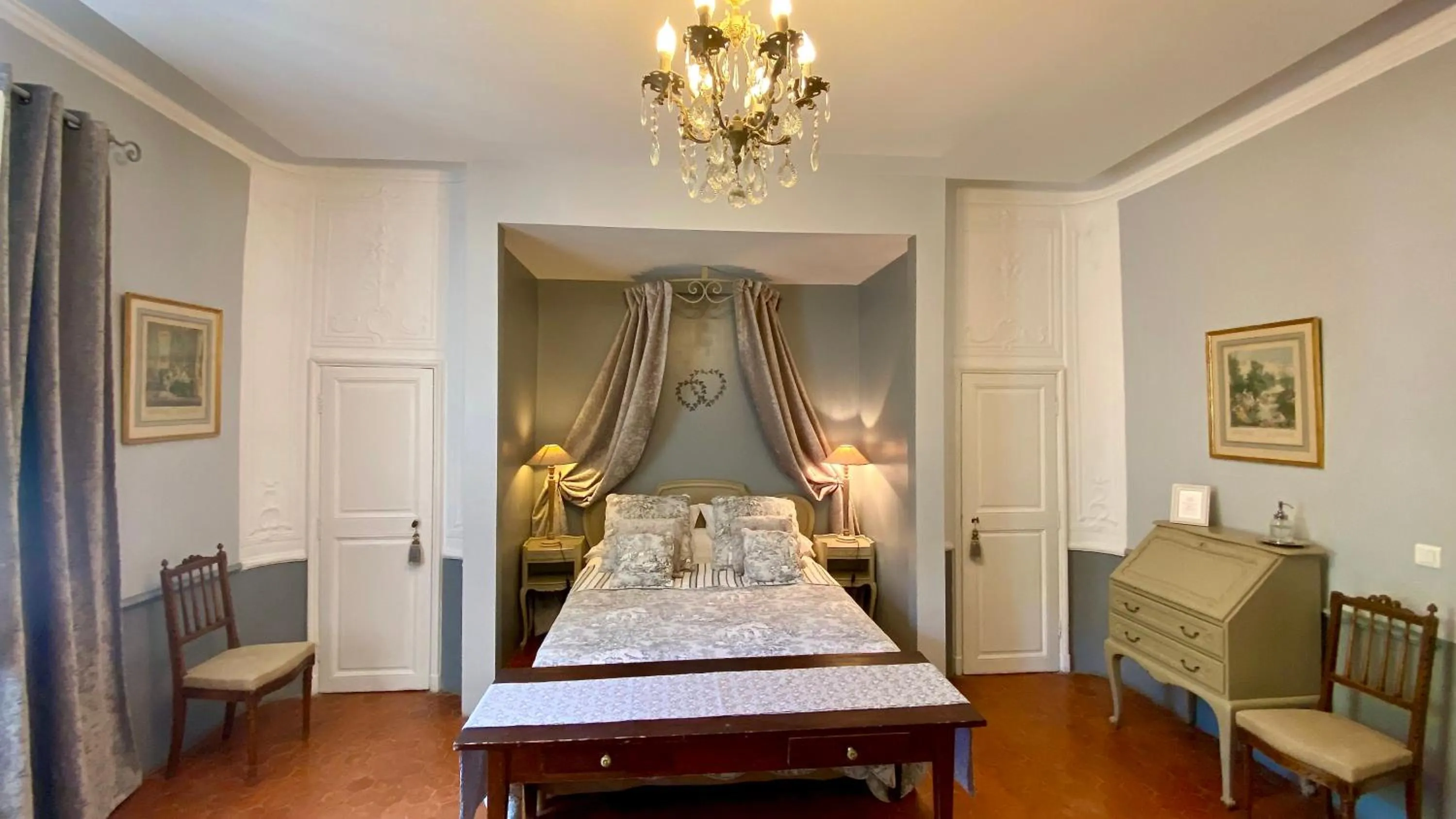 Bed in B&B Maison d'Hôtes - Château de Jouques