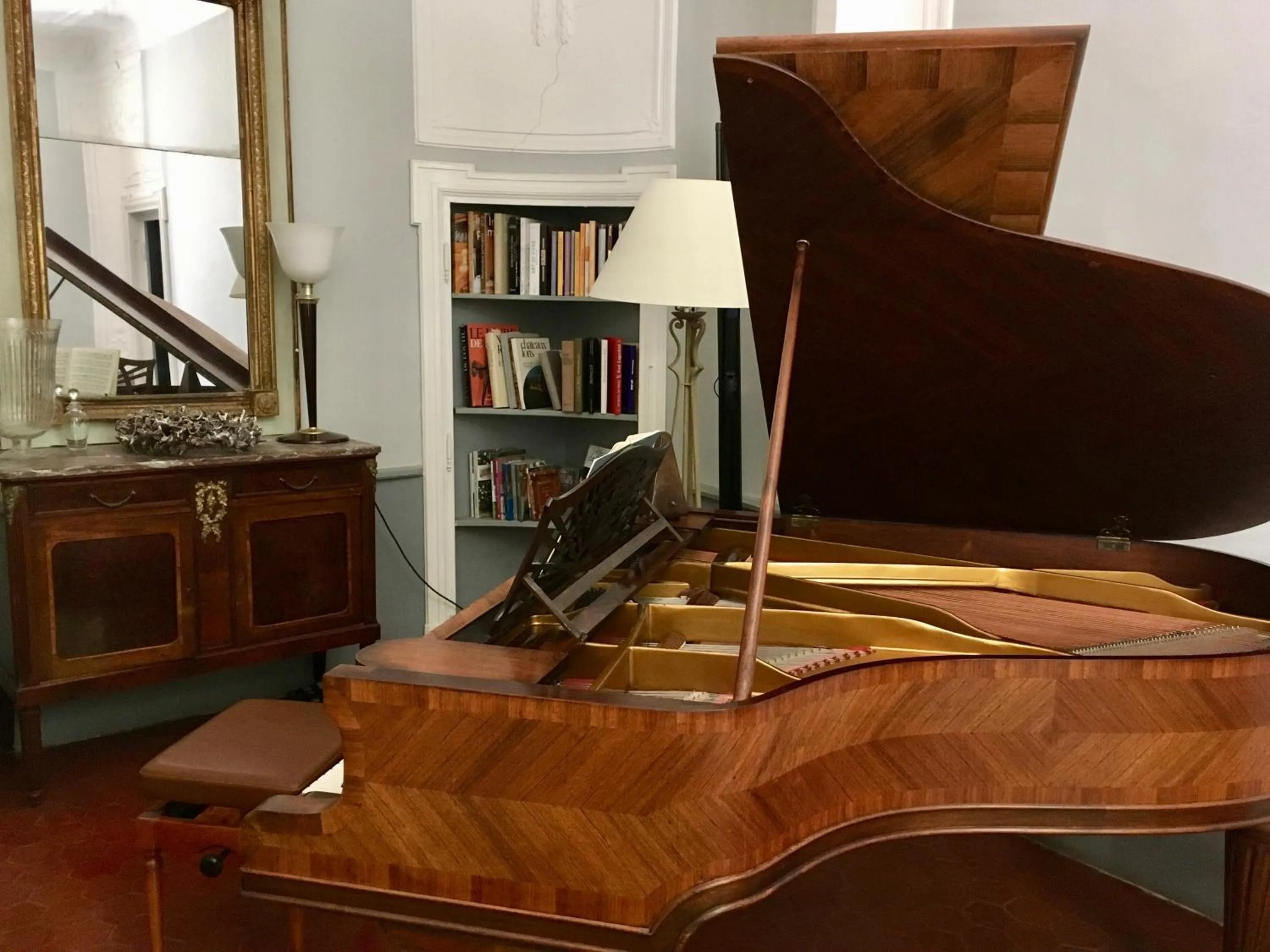 Library in B&B Maison d'Hôtes - Château de Jouques