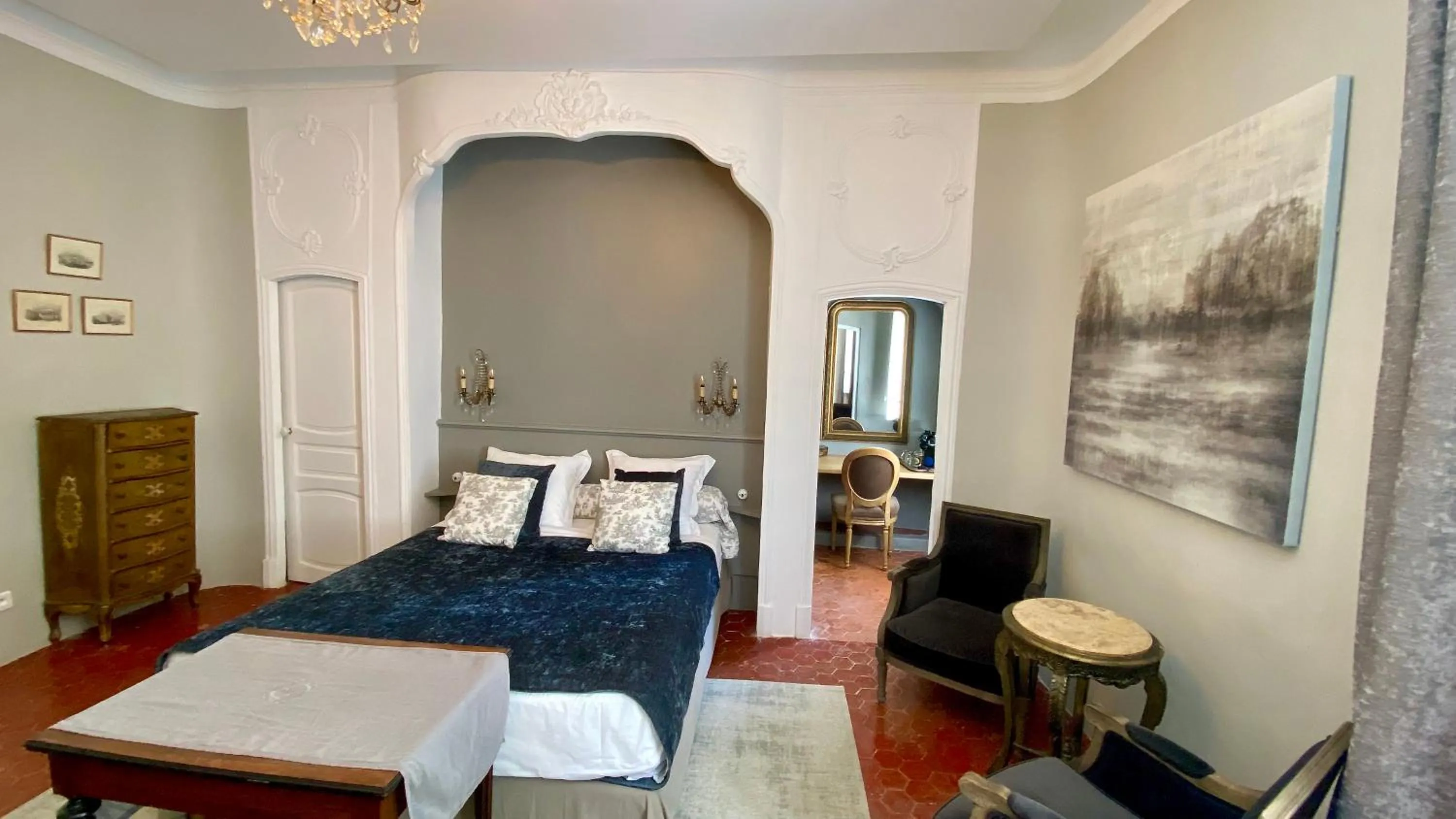 Photo of the whole room in B&B Maison d'Hôtes - Château de Jouques