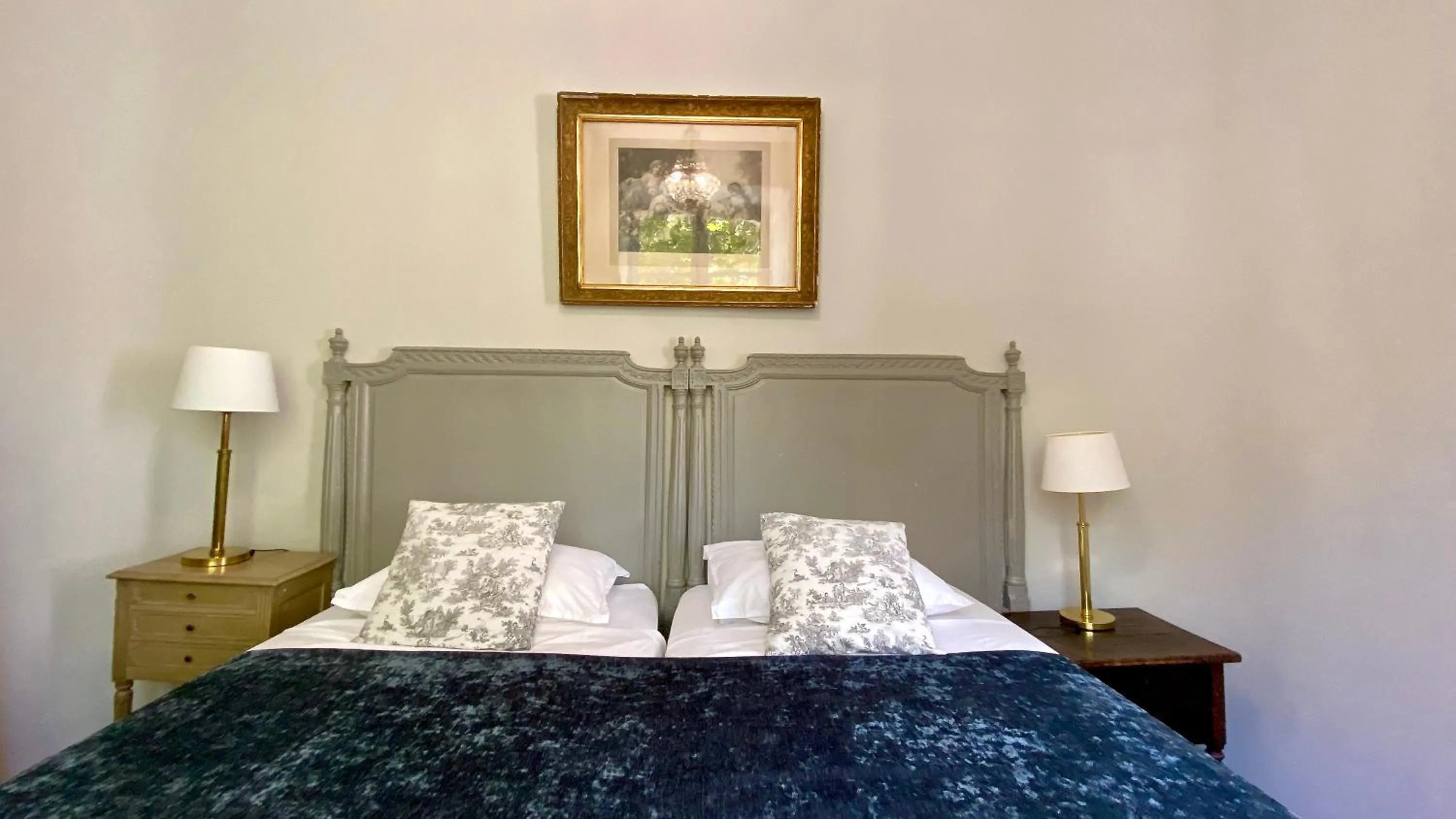 Photo of the whole room in B&B Maison d'Hôtes - Château de Jouques