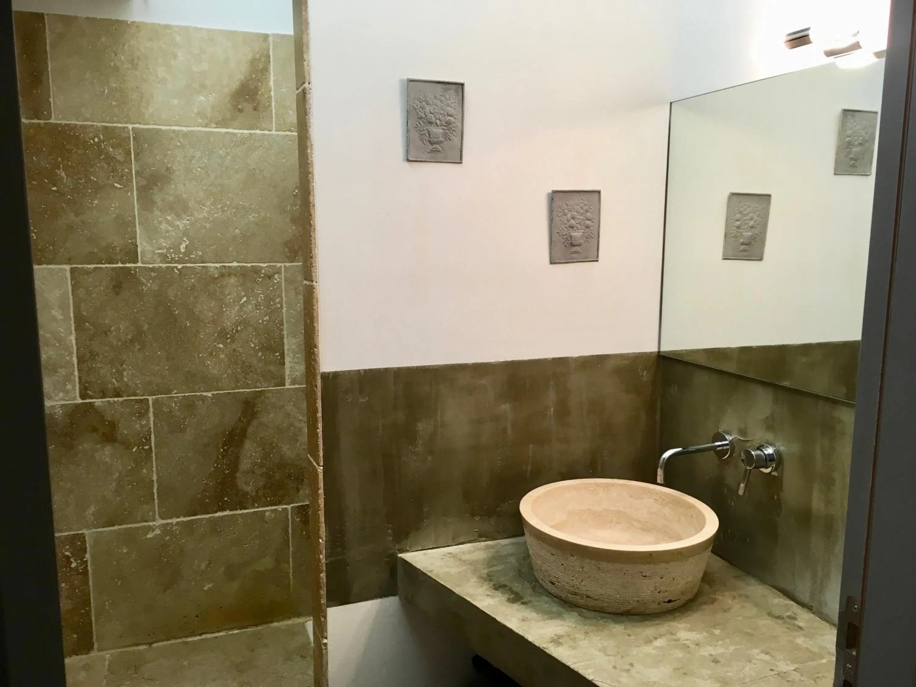 Shower in B&B Maison d'Hôtes - Château de Jouques