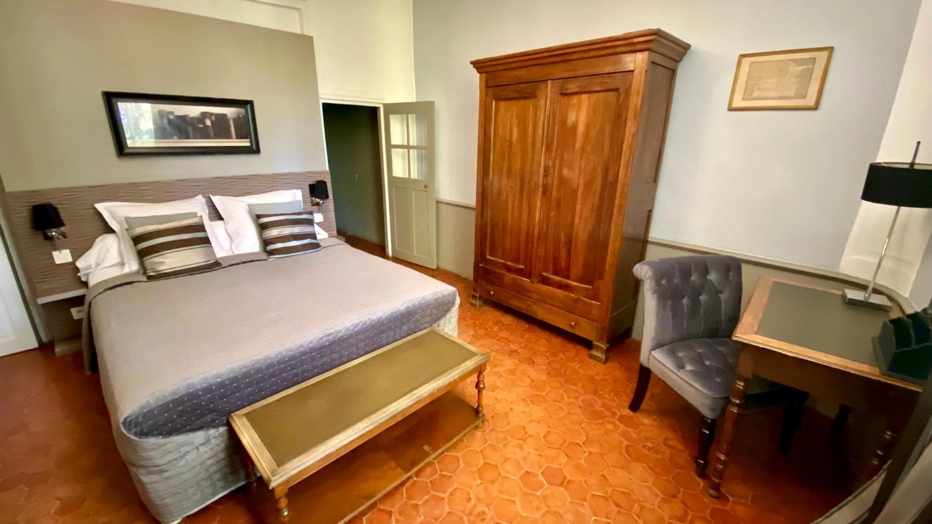 Bed in B&B Maison d'Hôtes - Château de Jouques