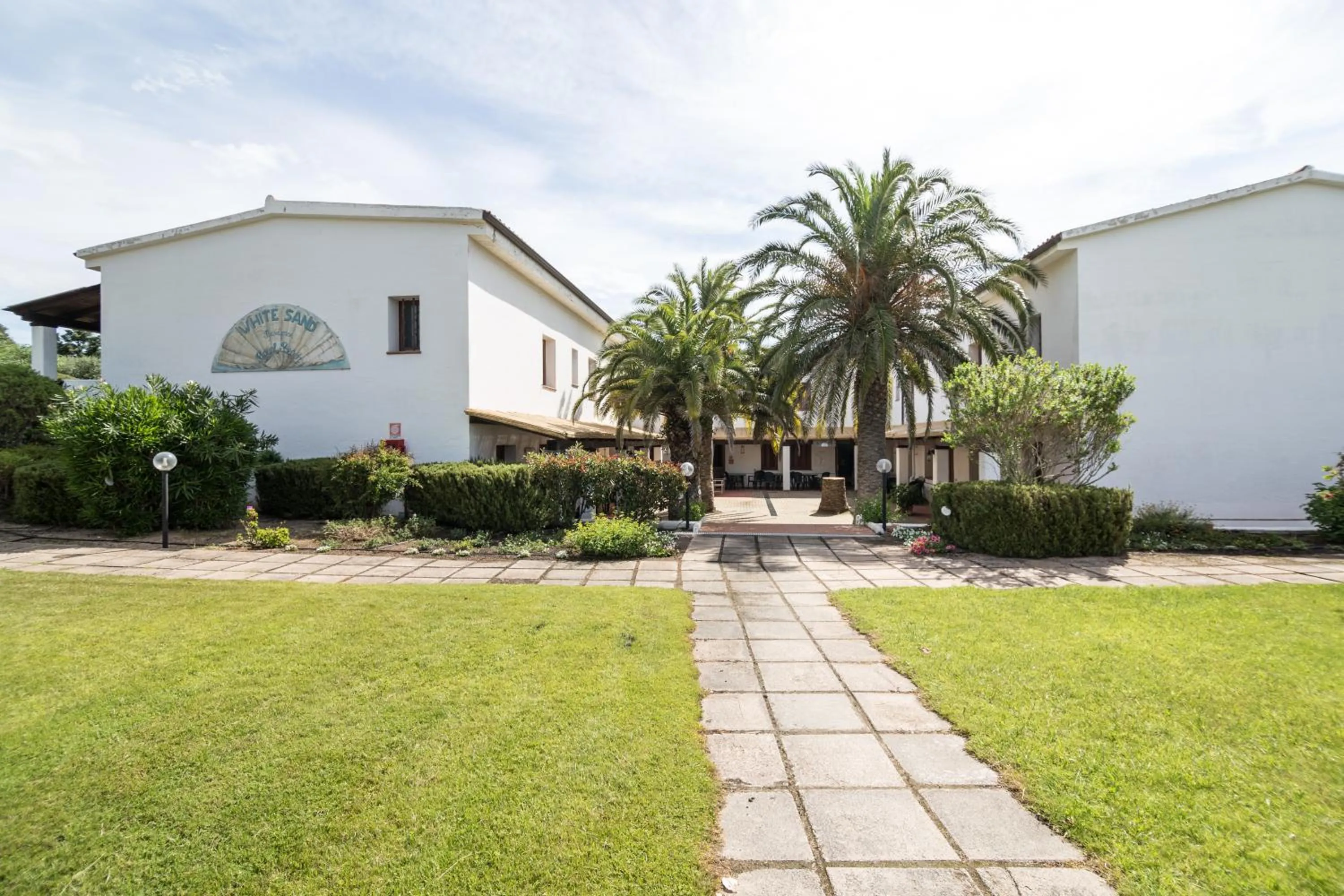 Facade/entrance in White Sand Residence