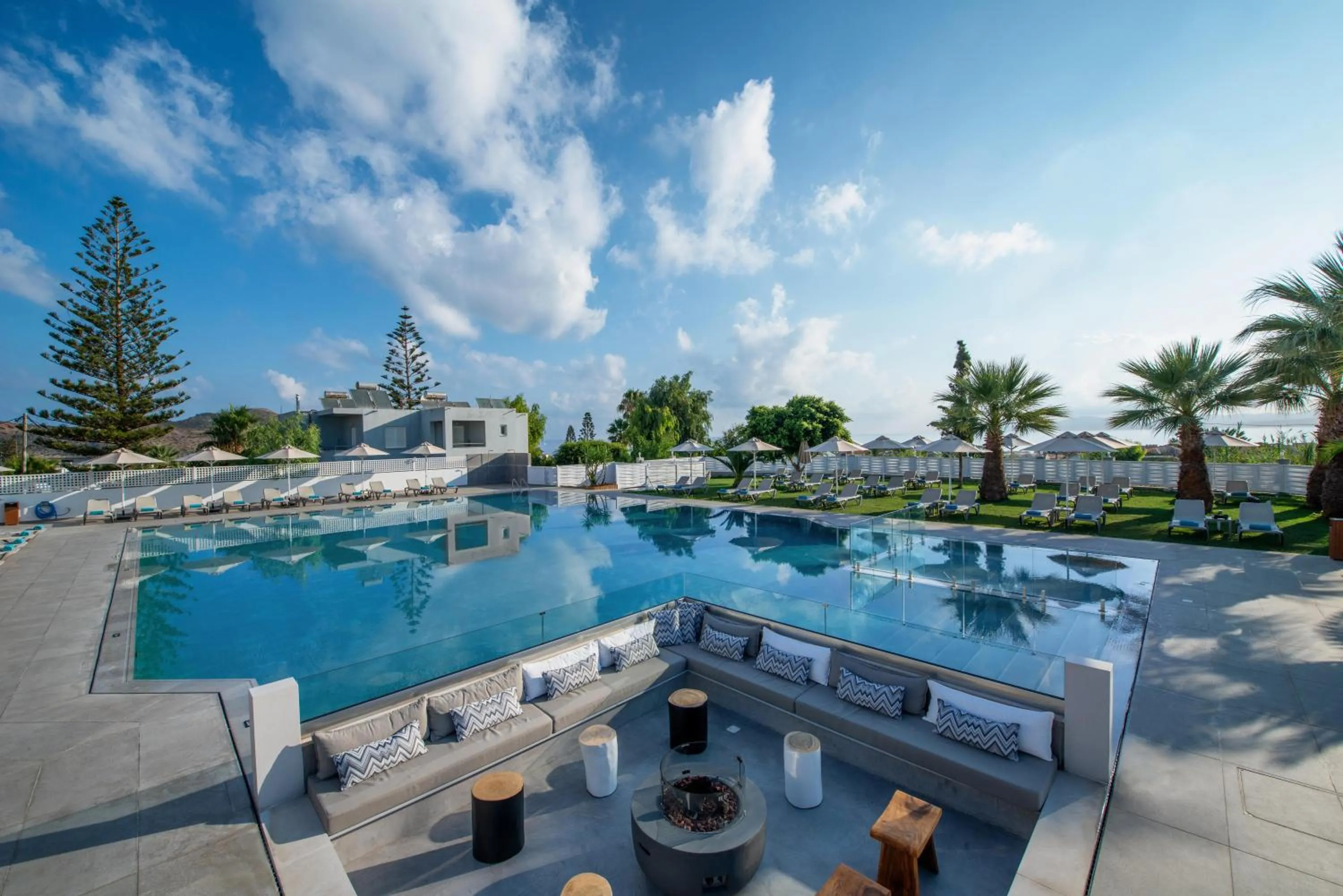 Swimming pool in Dore Boutique Hotel