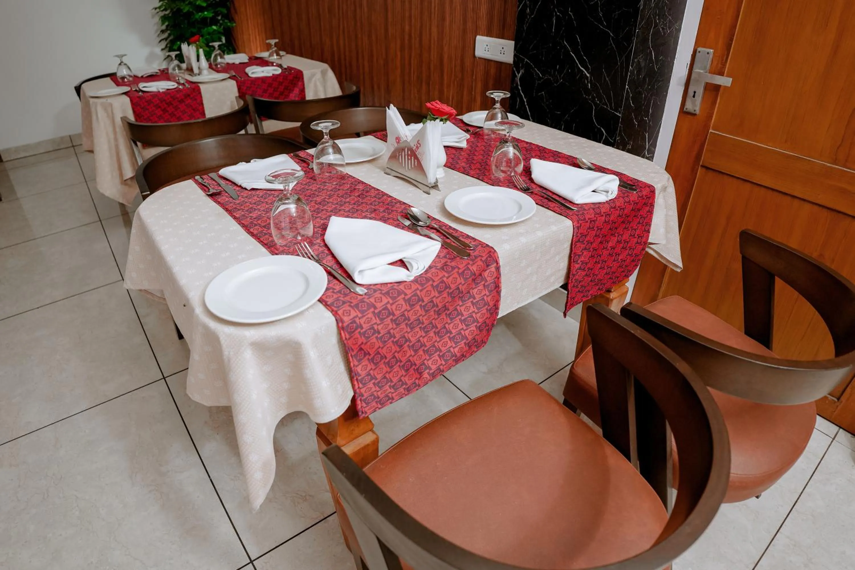 Restaurant/places to eat in Queens Hotel