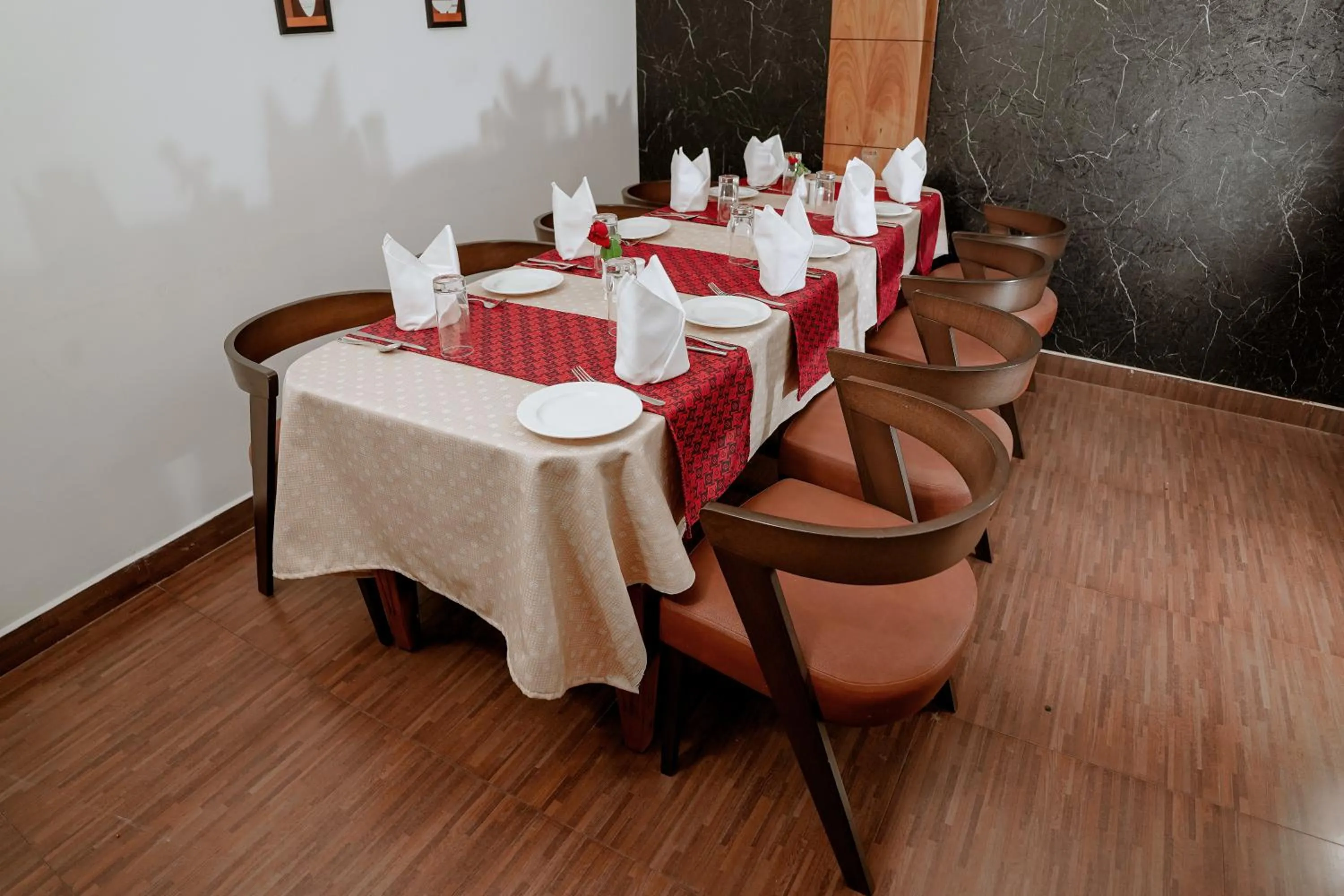 Restaurant/places to eat in Queens Hotel