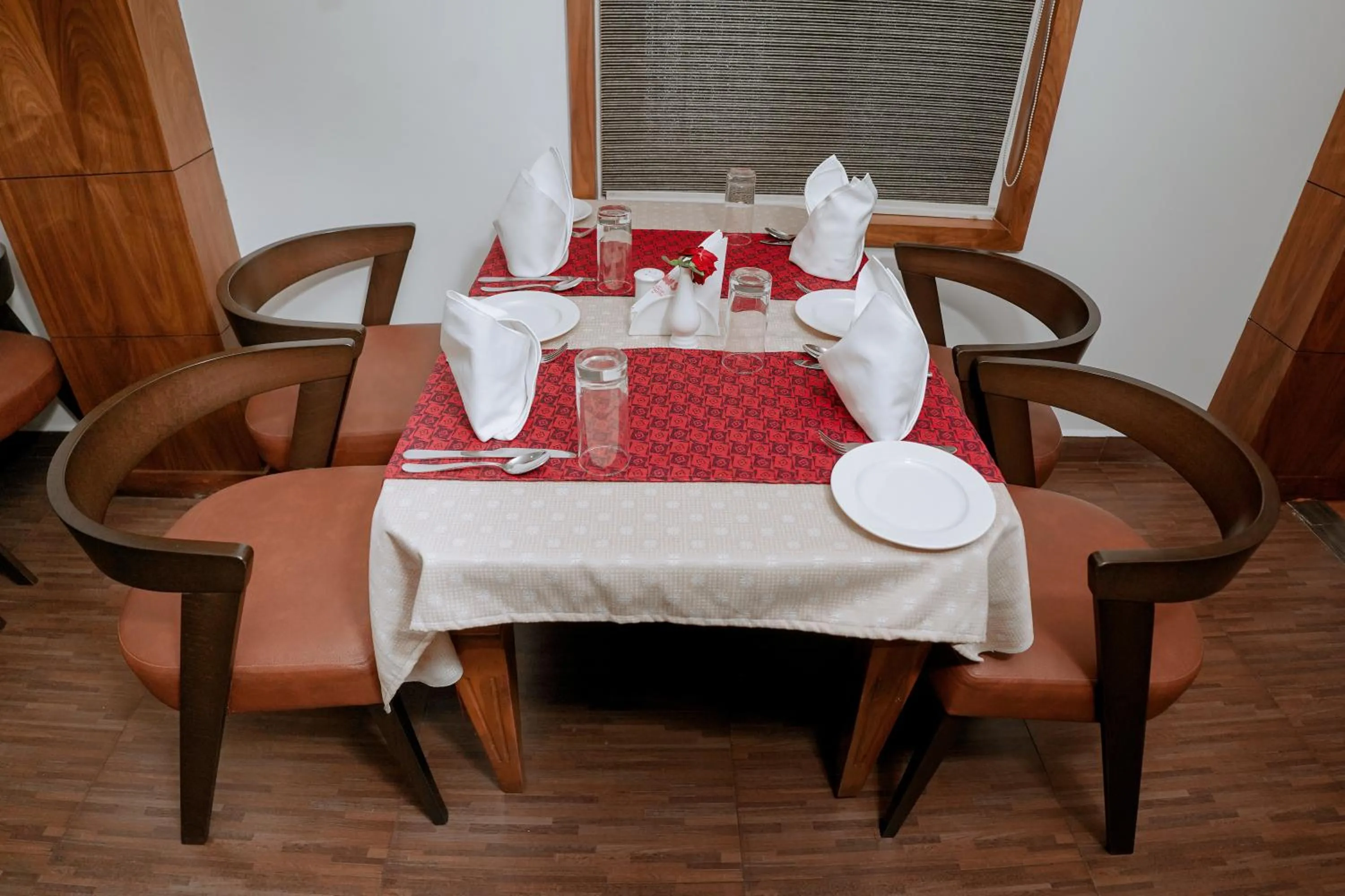 Restaurant/places to eat in Queens Hotel