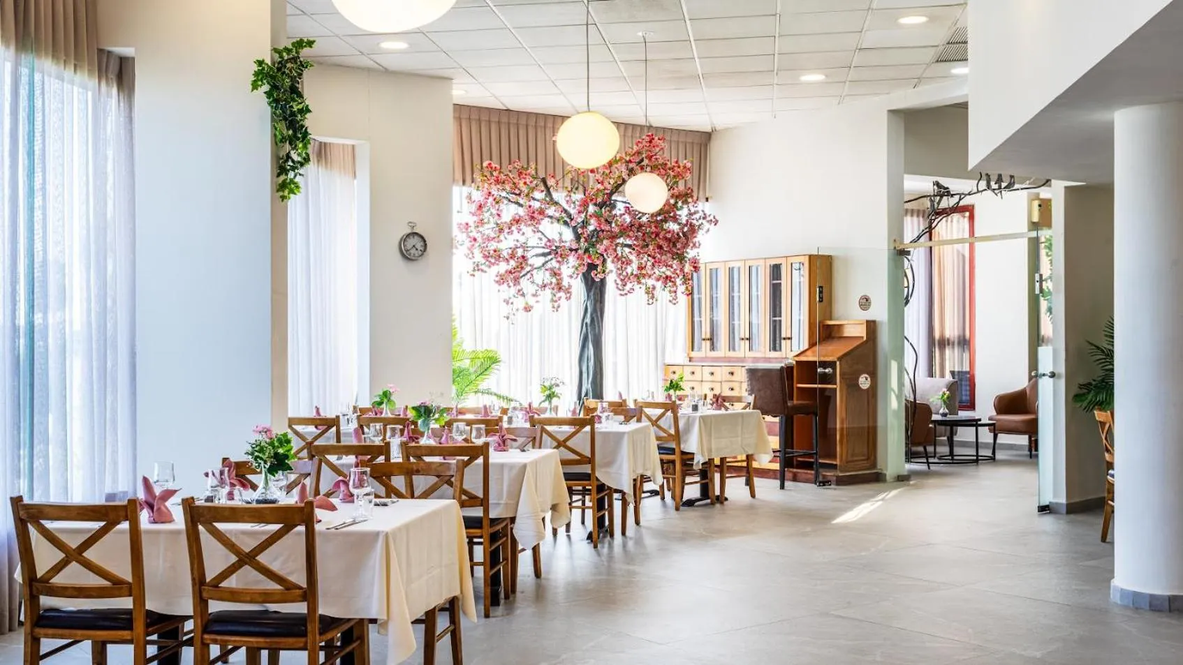 Restaurant/places to eat in Inbar Hotel