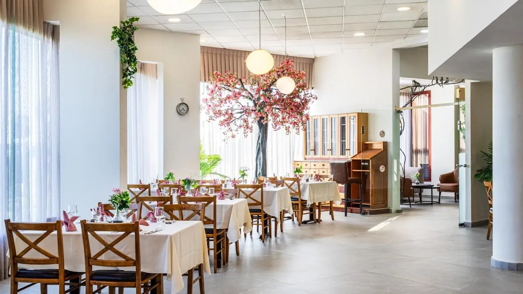 Restaurant/places to eat in Inbar Hotel Restaurant/places to eat in Inbar Hotel