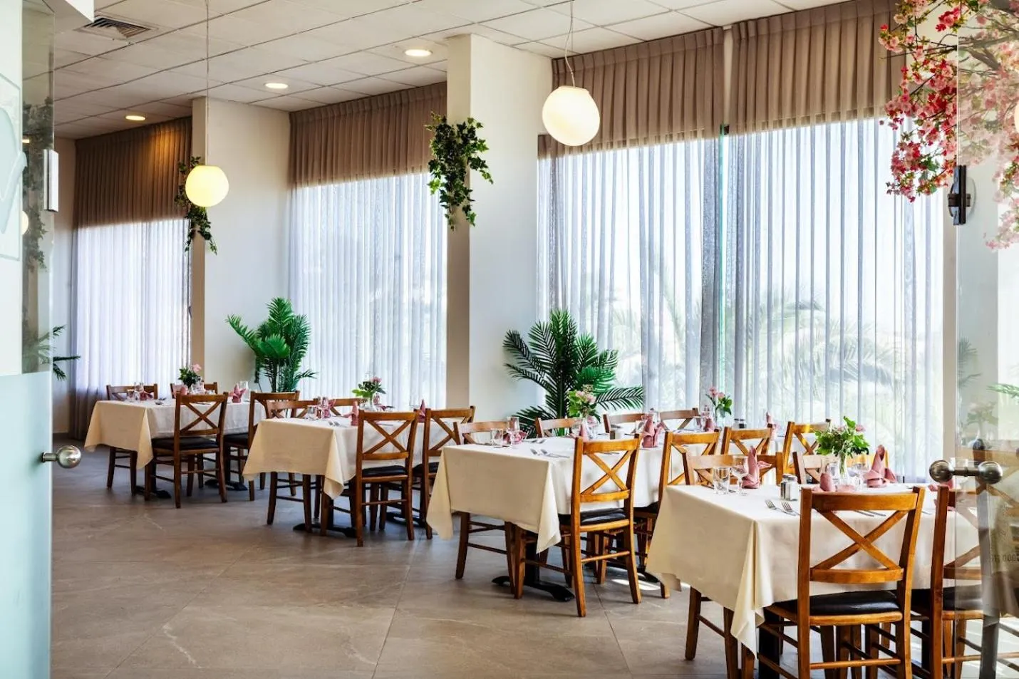 Restaurant/places to eat in Inbar Hotel