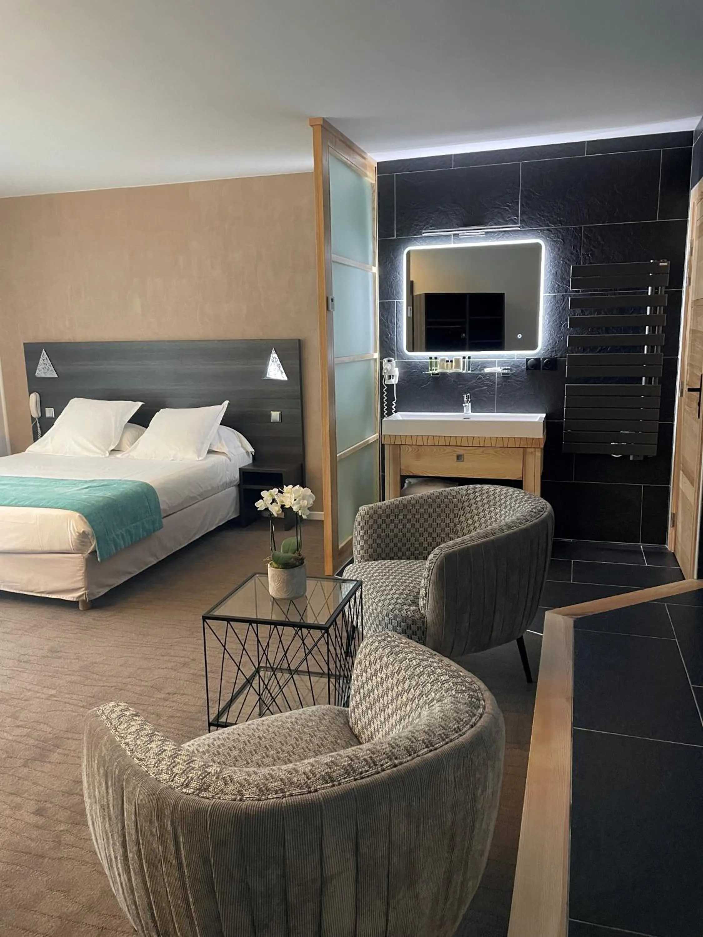 Bed in Logis Hotel Restaurant SPA Les Oliviers