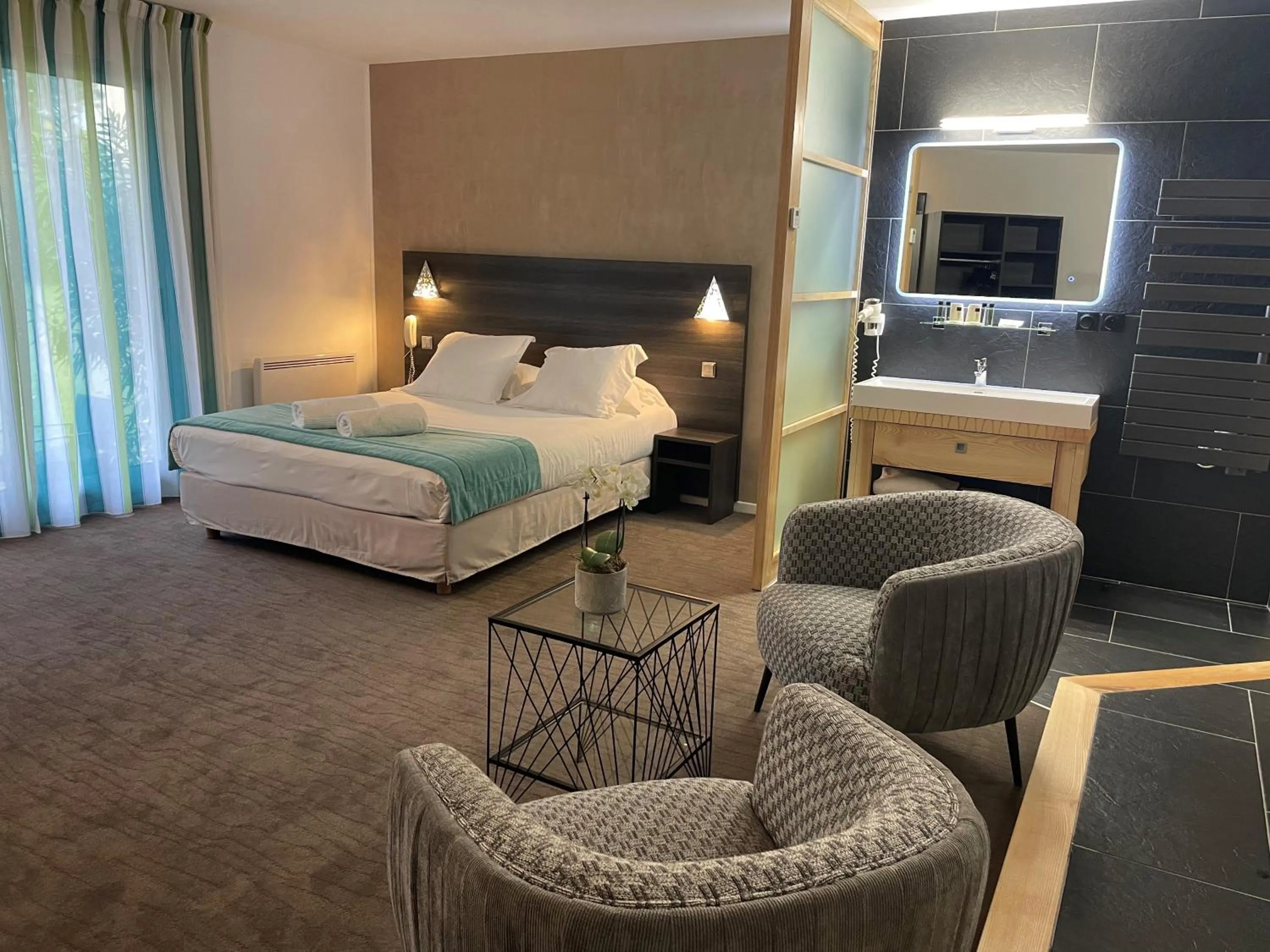 Bed in Logis Hotel Restaurant SPA Les Oliviers