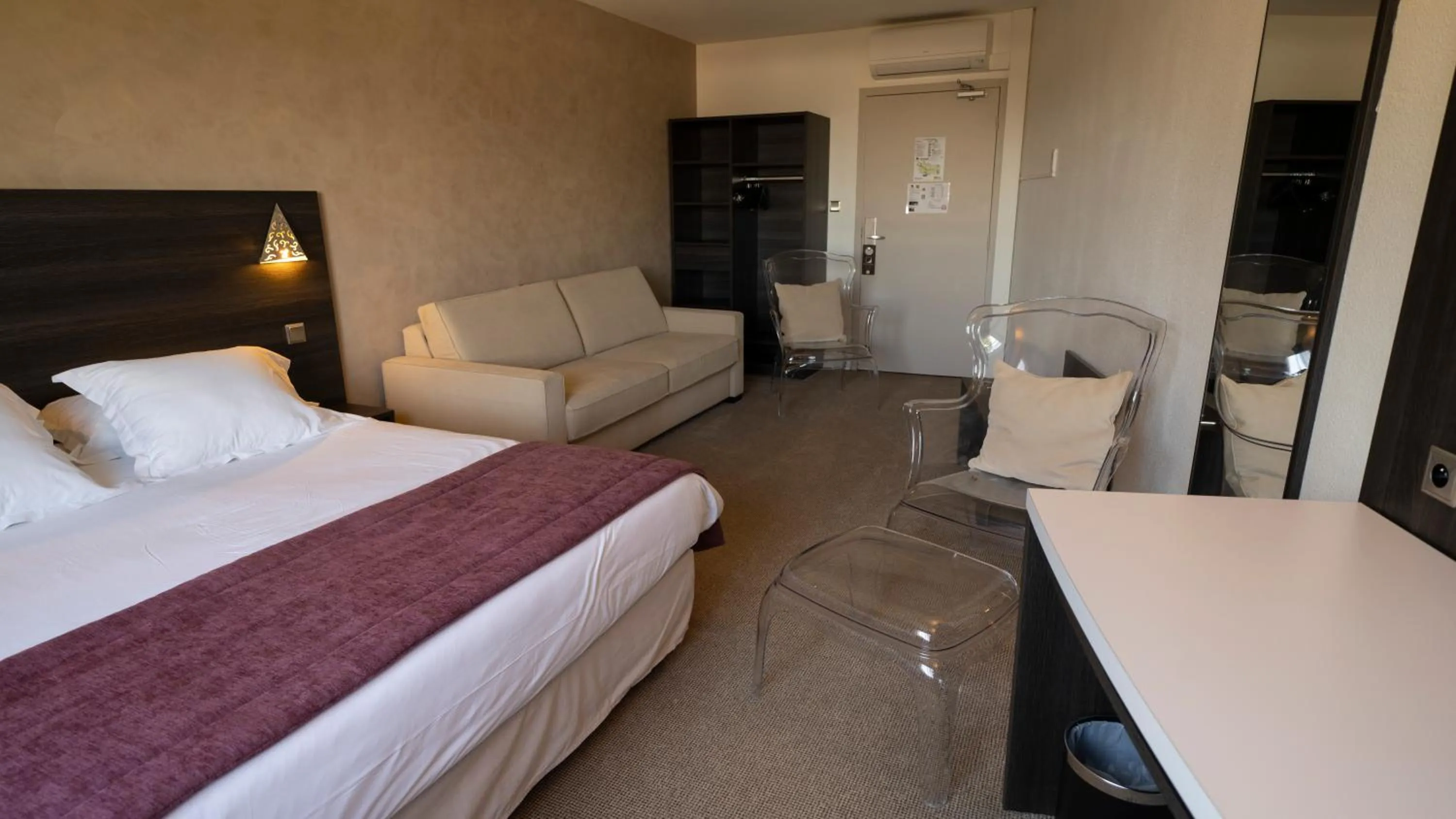 Bed in Logis Hotel Restaurant SPA Les Oliviers