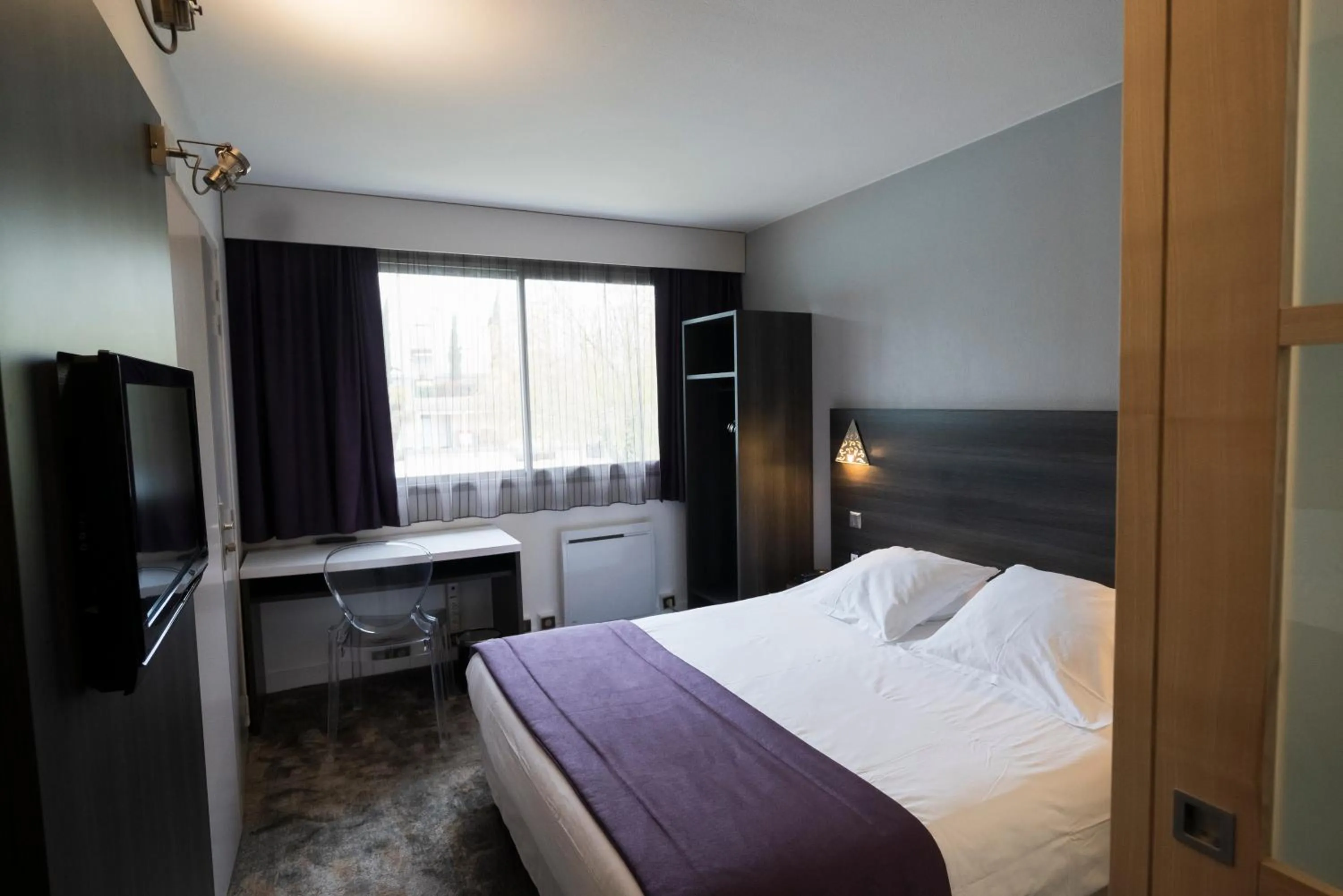 Bedroom, Bed in Logis Hotel Restaurant SPA Les Oliviers