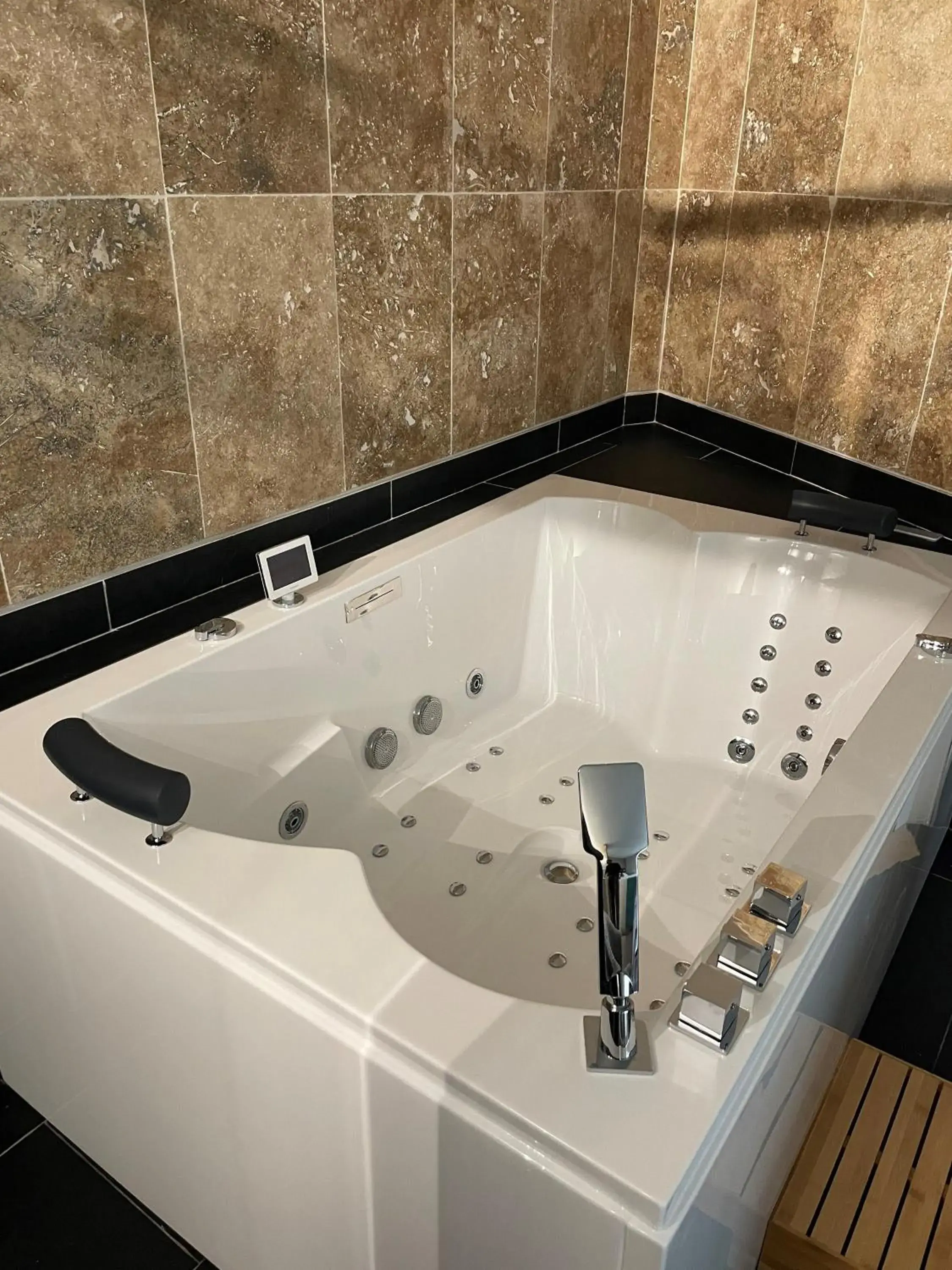 Hot Tub in Logis Hotel Restaurant SPA Les Oliviers Hot Tub in Logis Hotel Restaurant SPA Les Oliviers