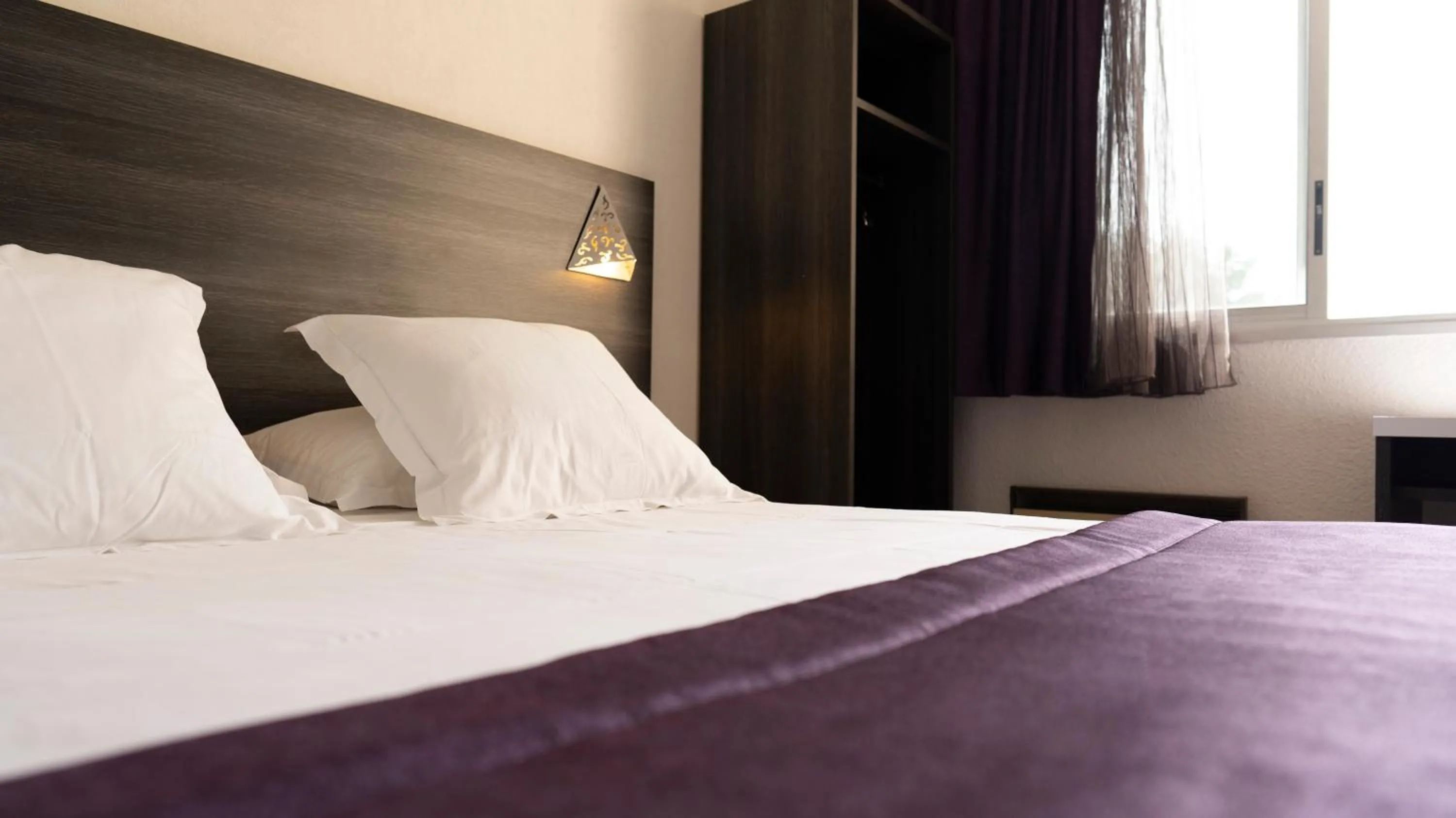 Bed in Logis Hotel Restaurant SPA Les Oliviers