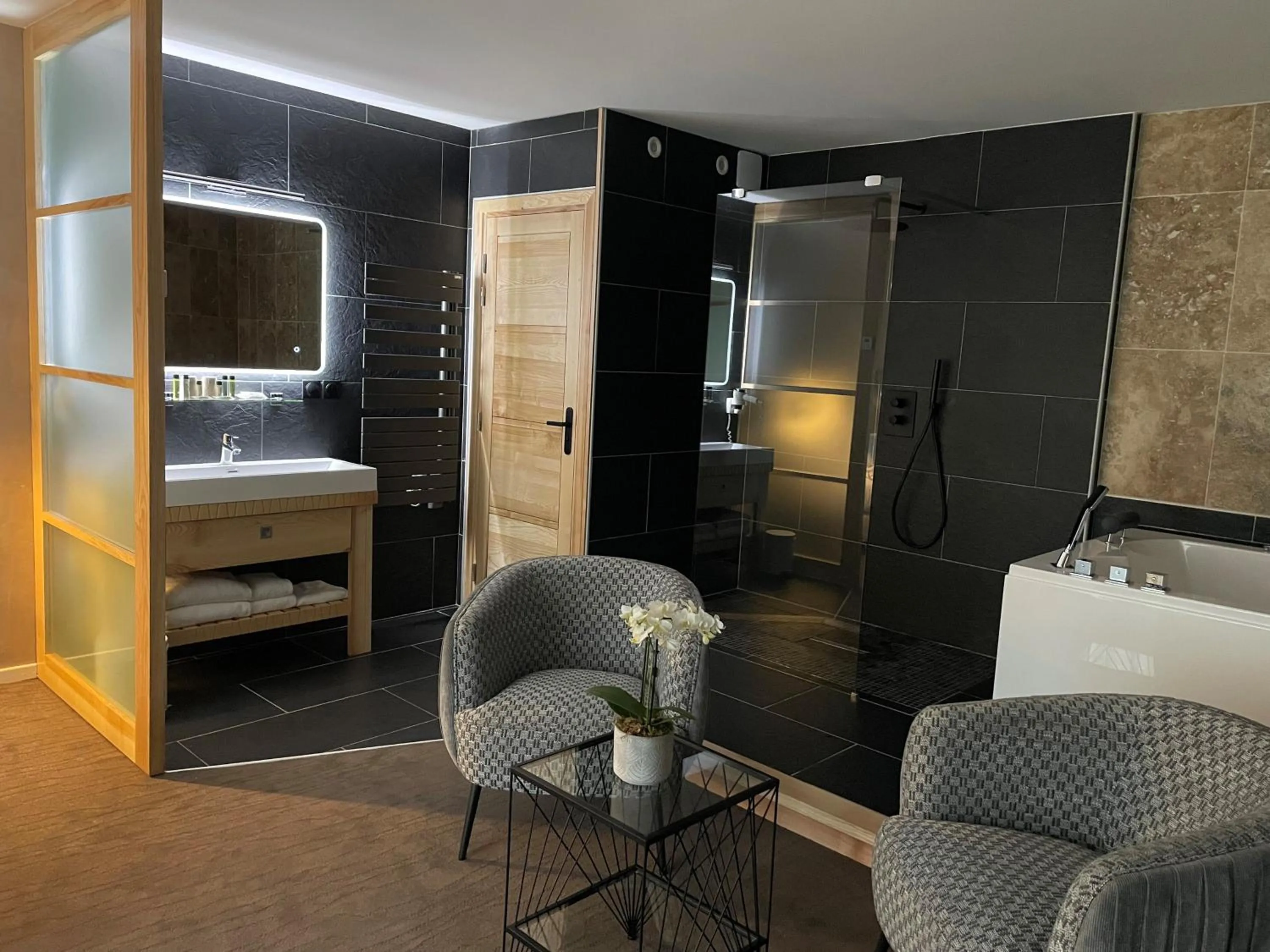 Bathroom, Bed in Logis Hotel Restaurant SPA Les Oliviers