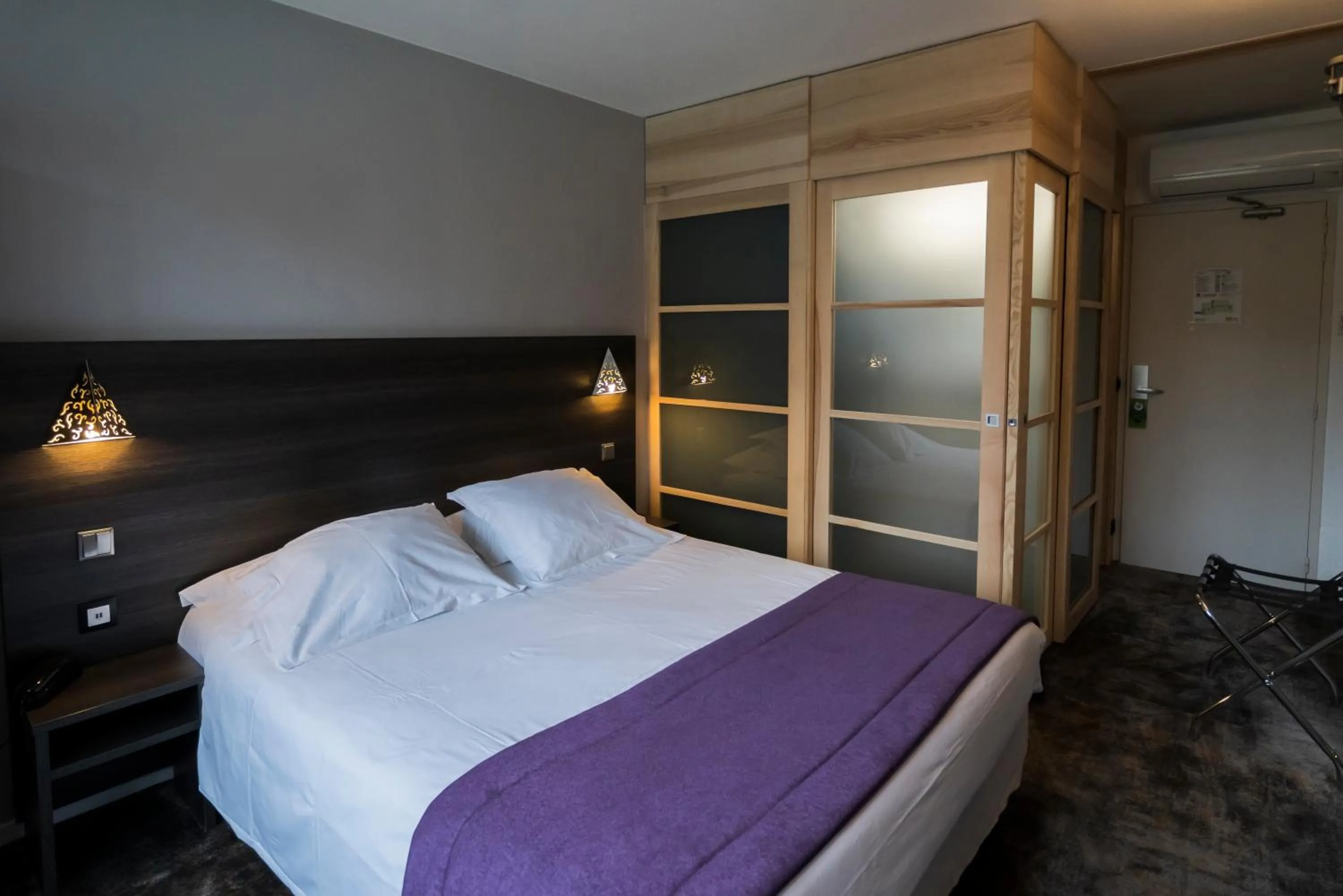 Bedroom, Bed in Logis Hotel Restaurant SPA Les Oliviers
