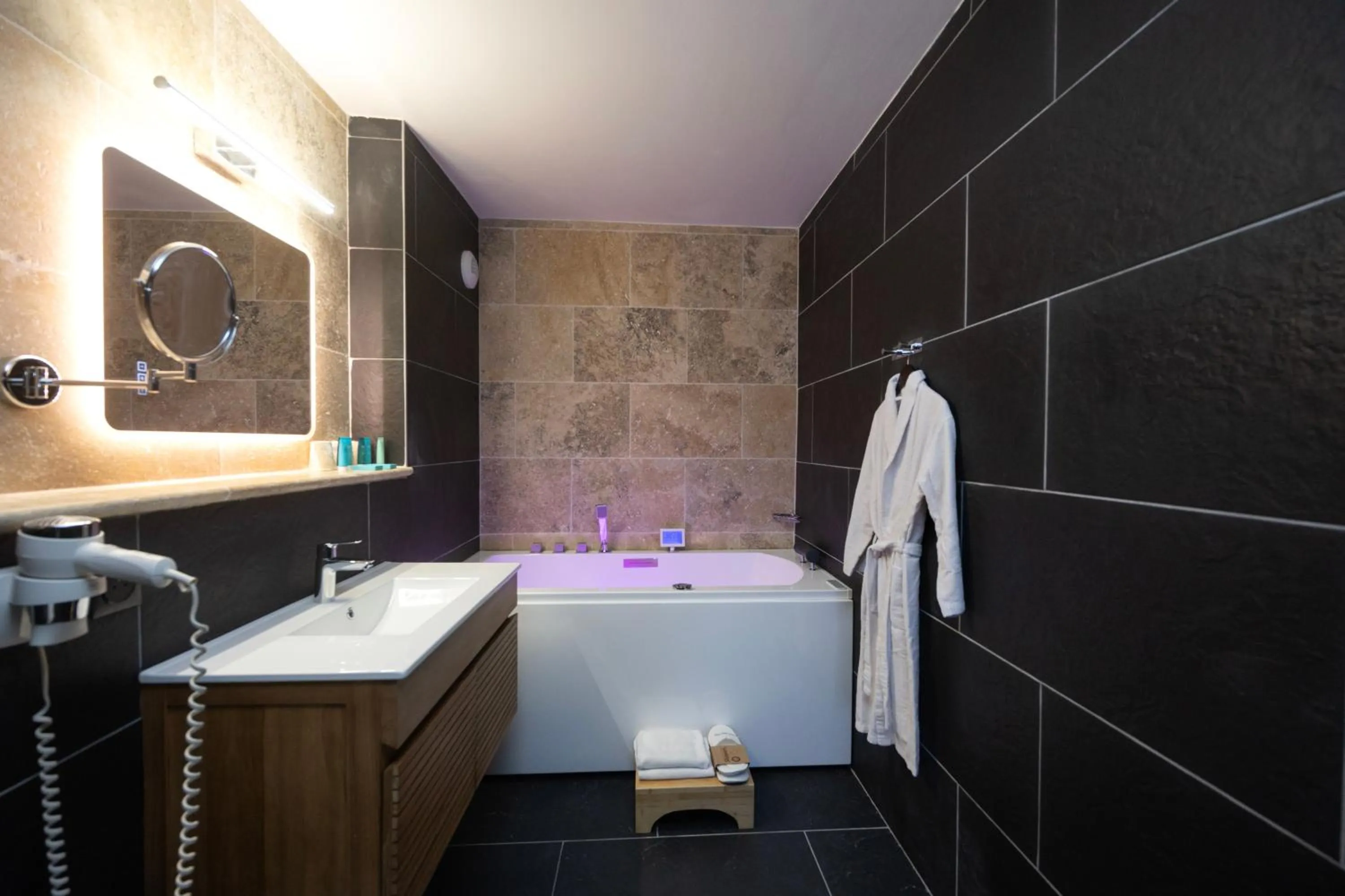 Bathroom in Logis Hotel Restaurant SPA Les Oliviers