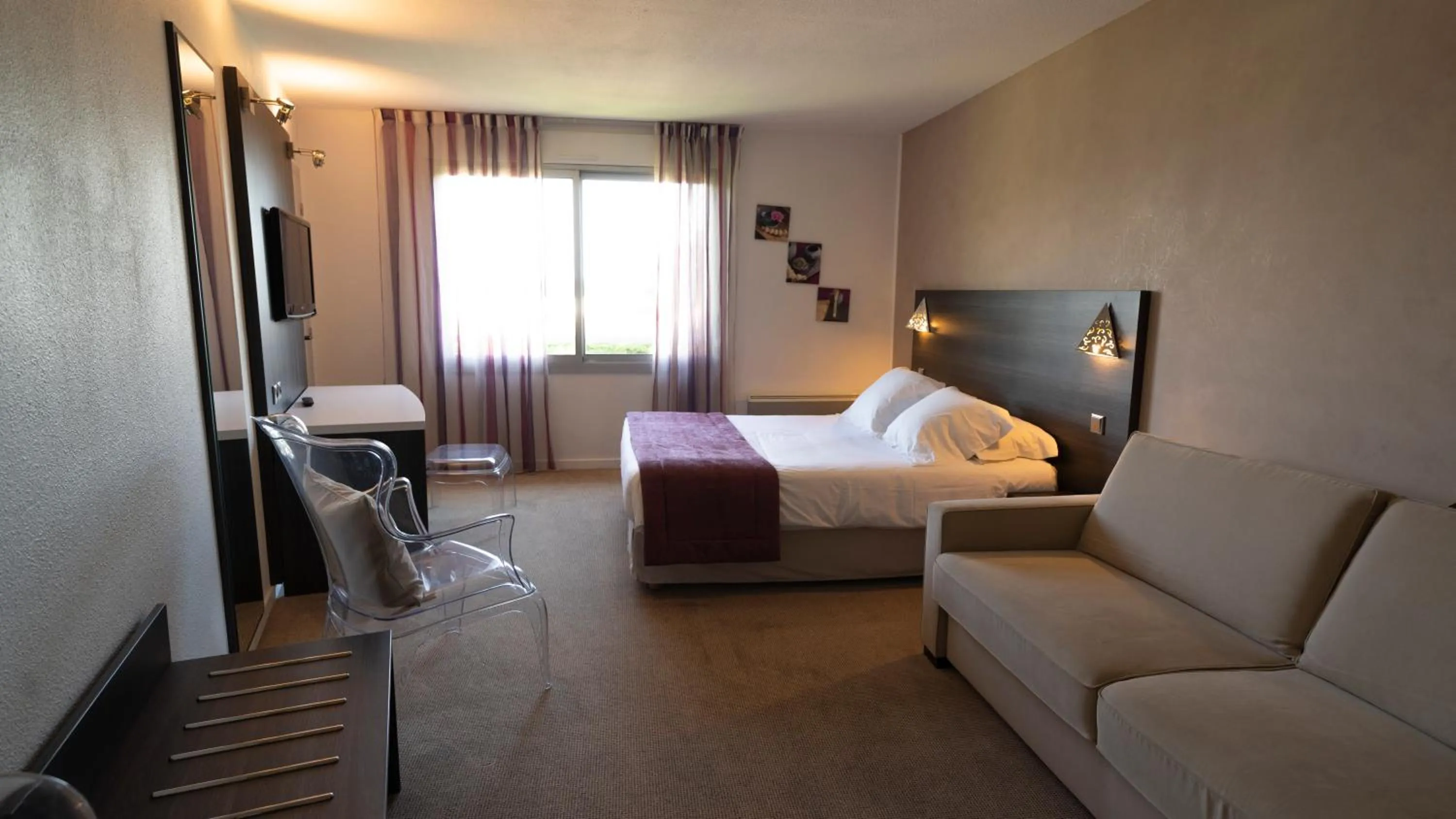 Bed in Logis Hotel Restaurant SPA Les Oliviers