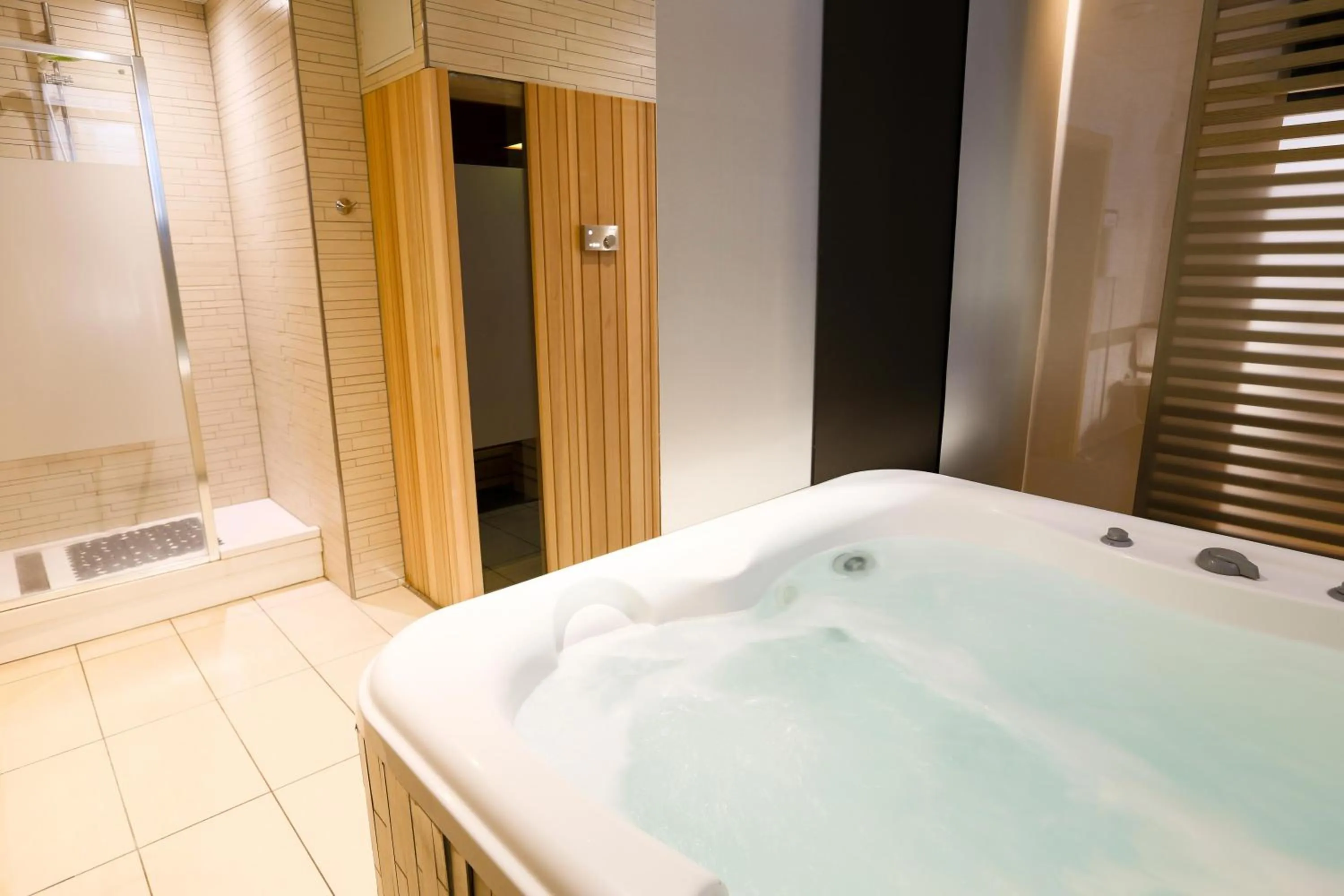 Hot Tub in Hôtel et Spa La Villa K - Basel Airport