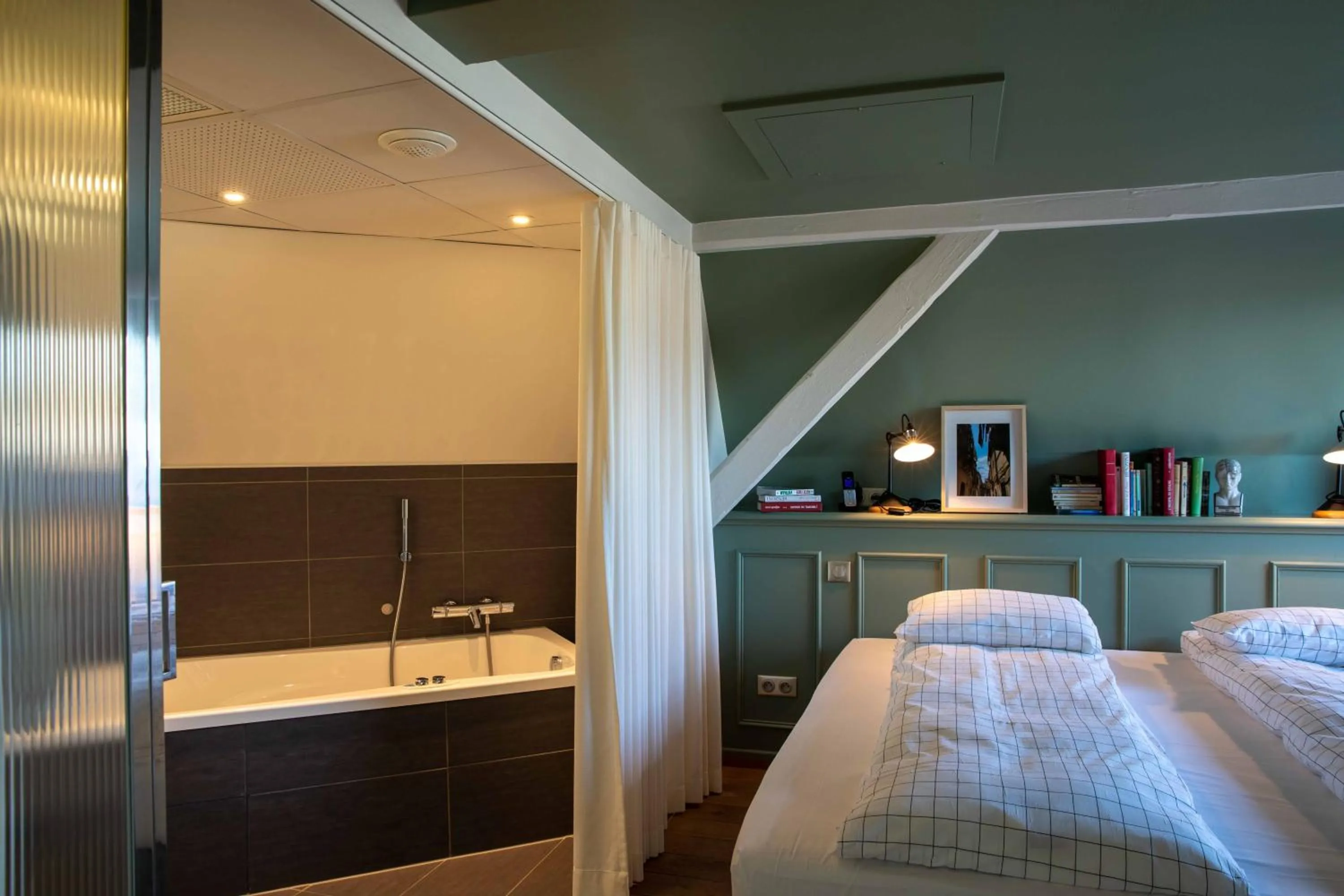 Photo of the whole room, Bed in Hôtel et Spa La Villa K - Basel Airport