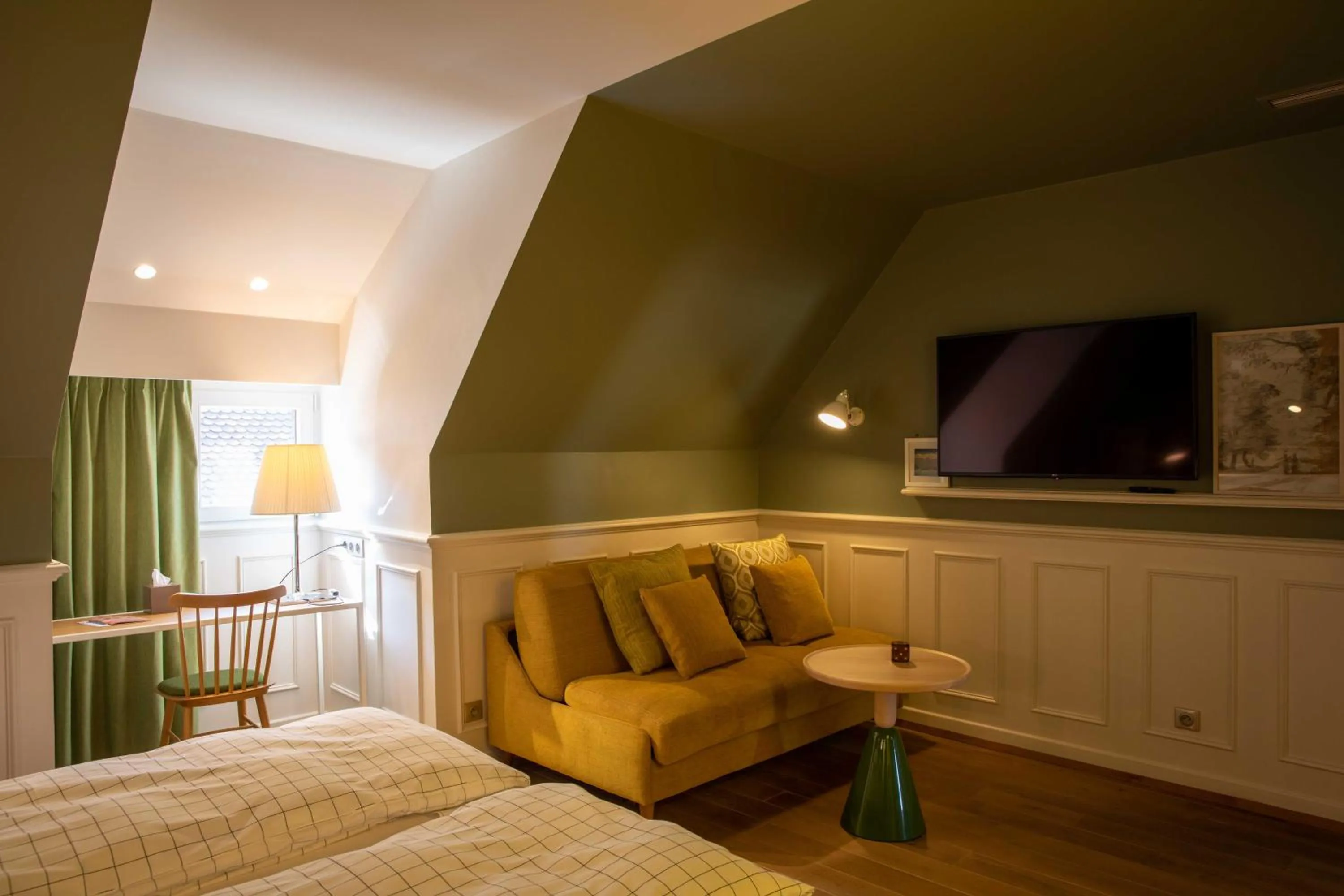 Living room, Bed in Hôtel et Spa La Villa K - Basel Airport