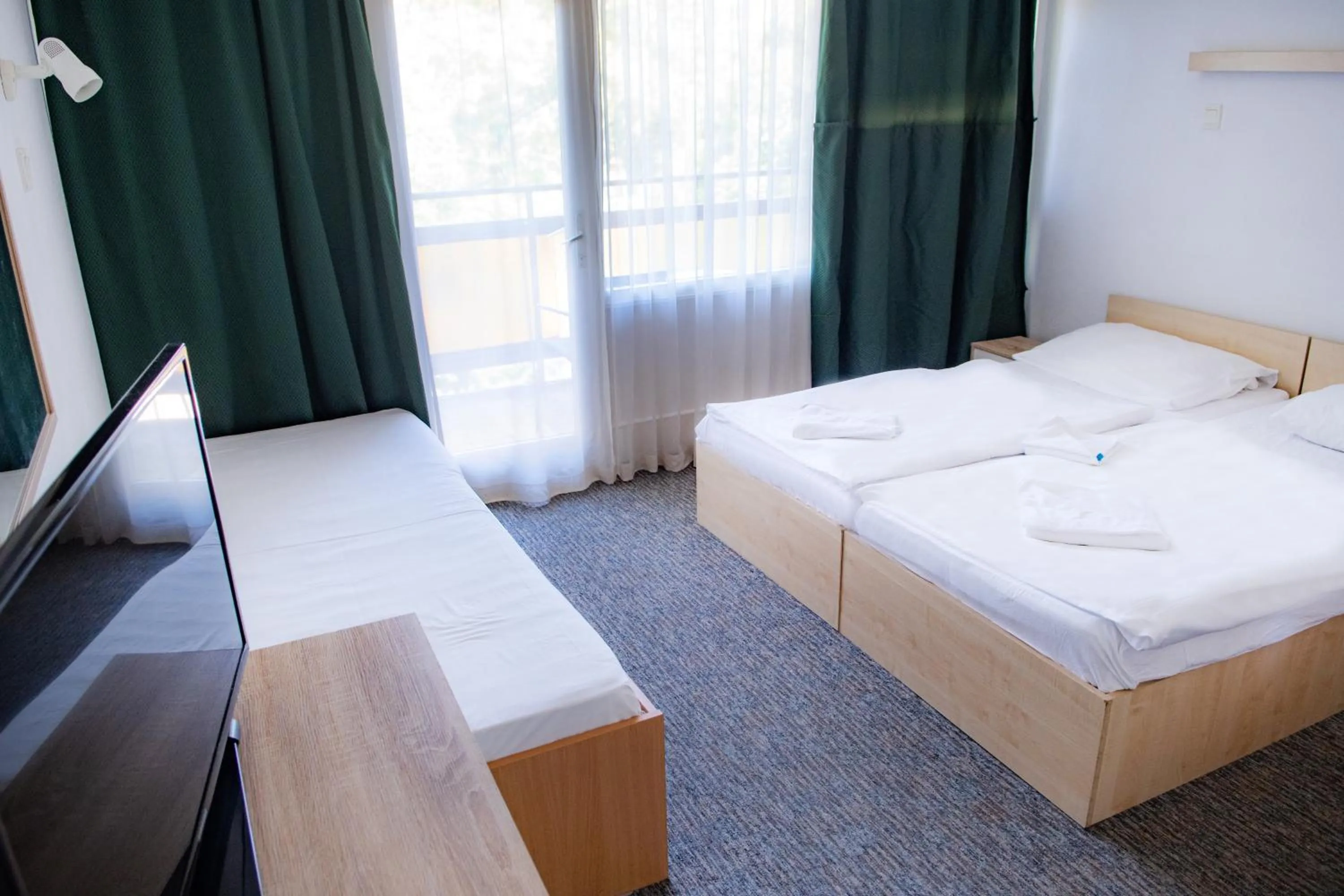 Photo of the whole room in CE Napfény Hotel