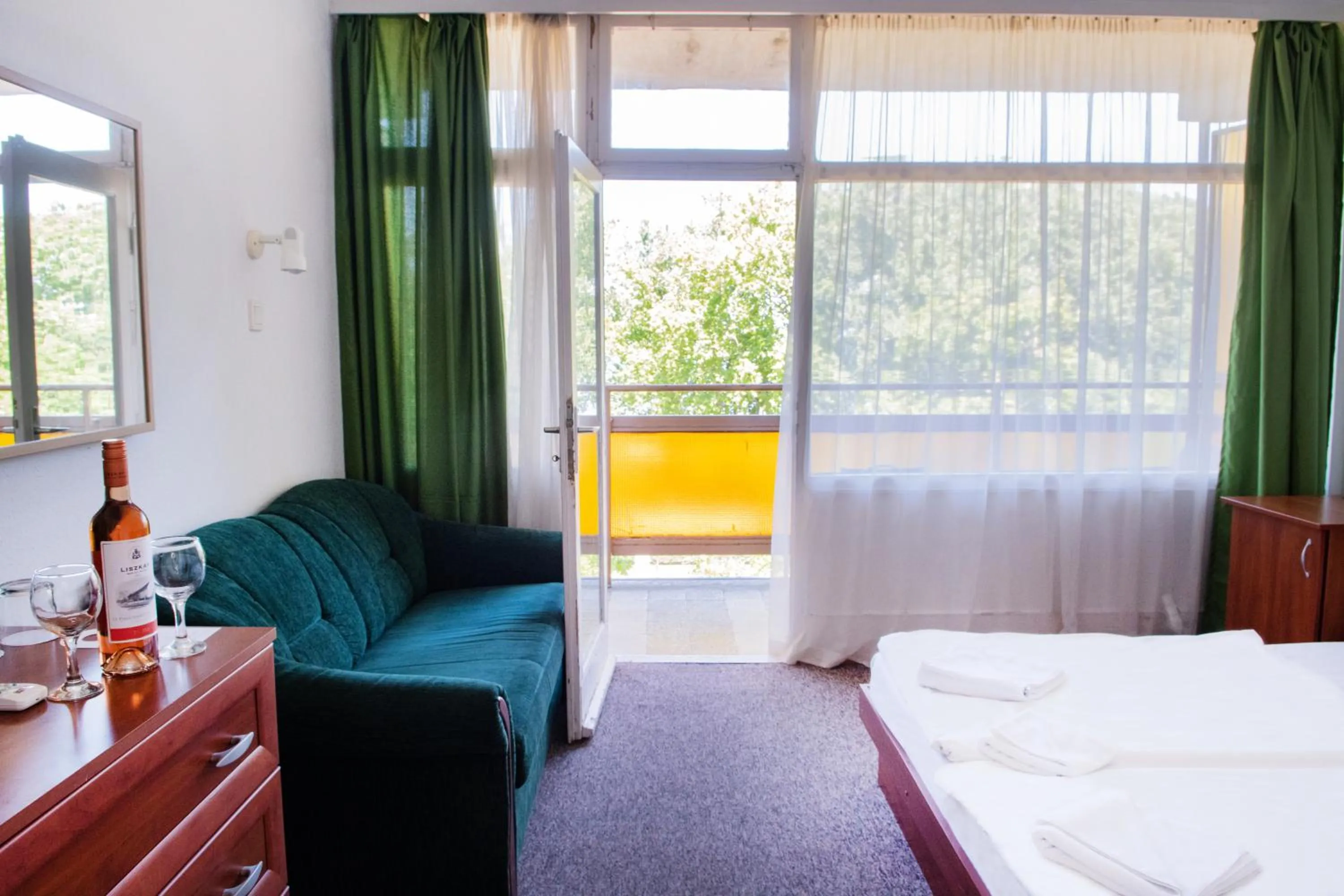 Photo of the whole room in CE Napfény Hotel