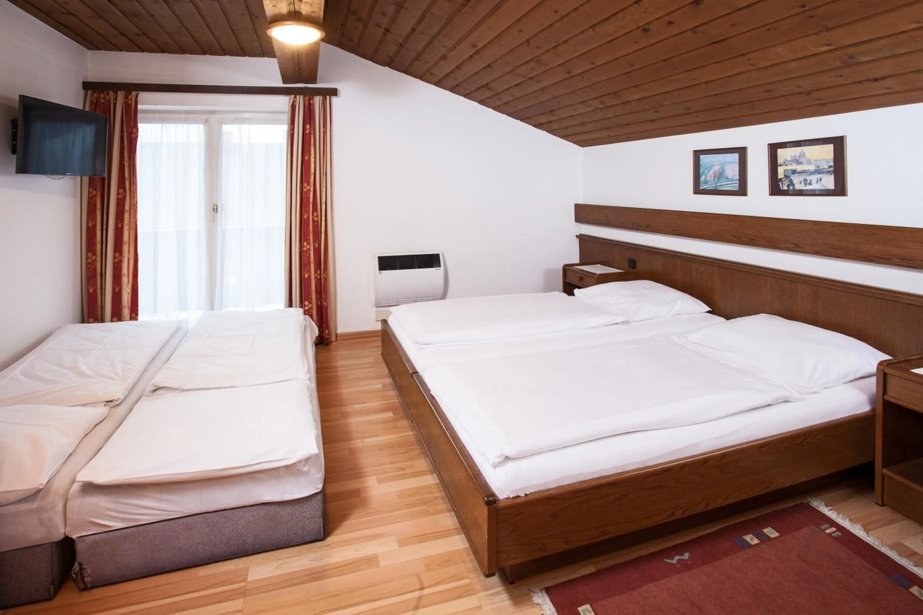 Photo of the whole room, Bed in Gästehaus Sunkler